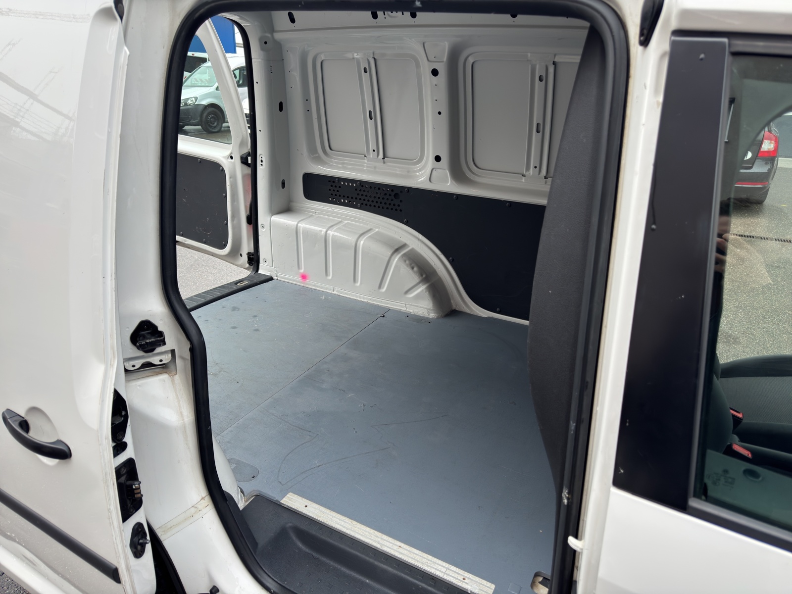VW Caddy 1.6 TDI BlueMotion Technology-image-12