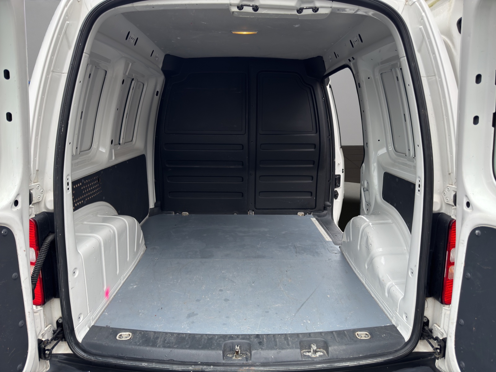 VW Caddy 1.6 TDI BlueMotion Technology-image-18
