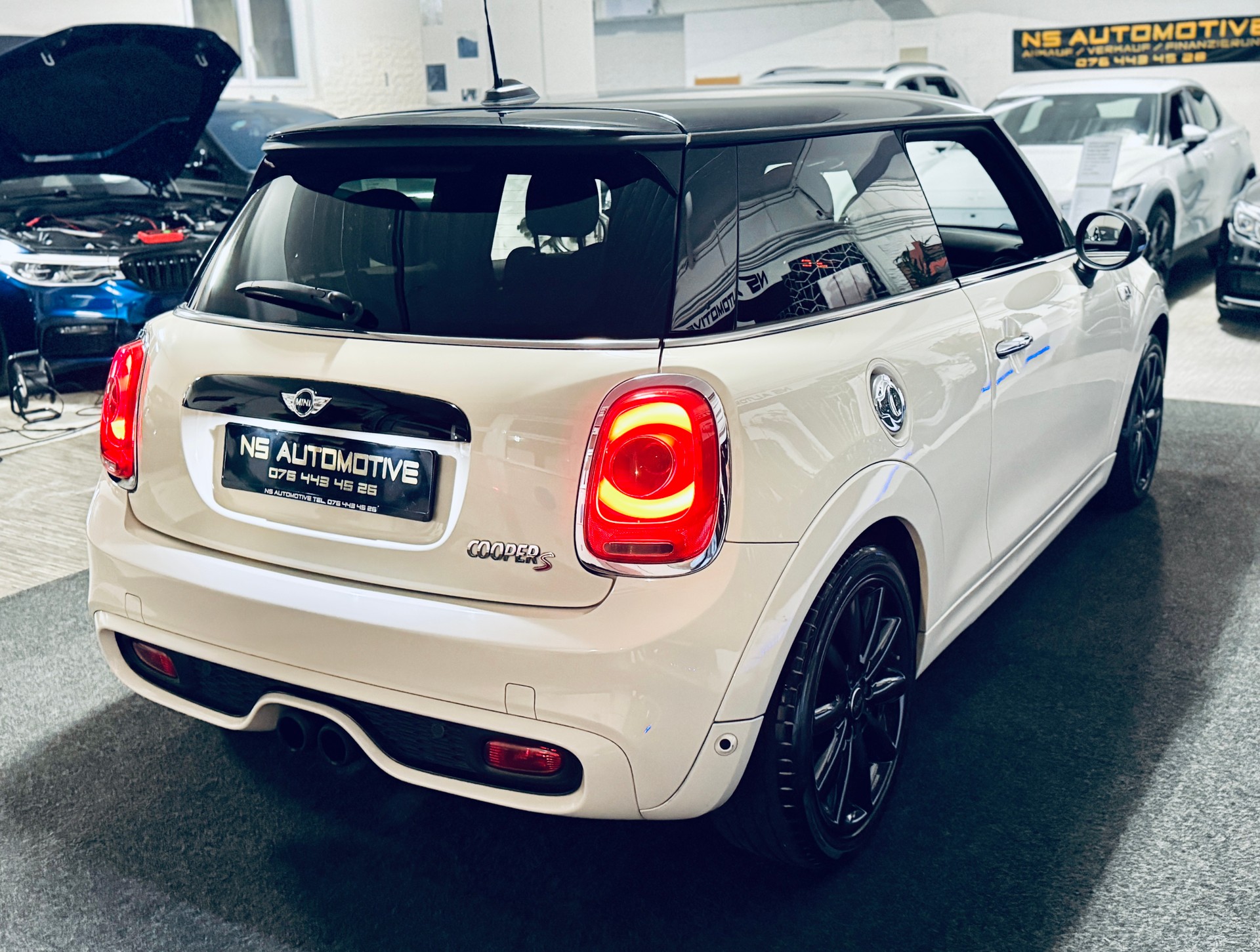 MINI Cooper S-showroom-element-3