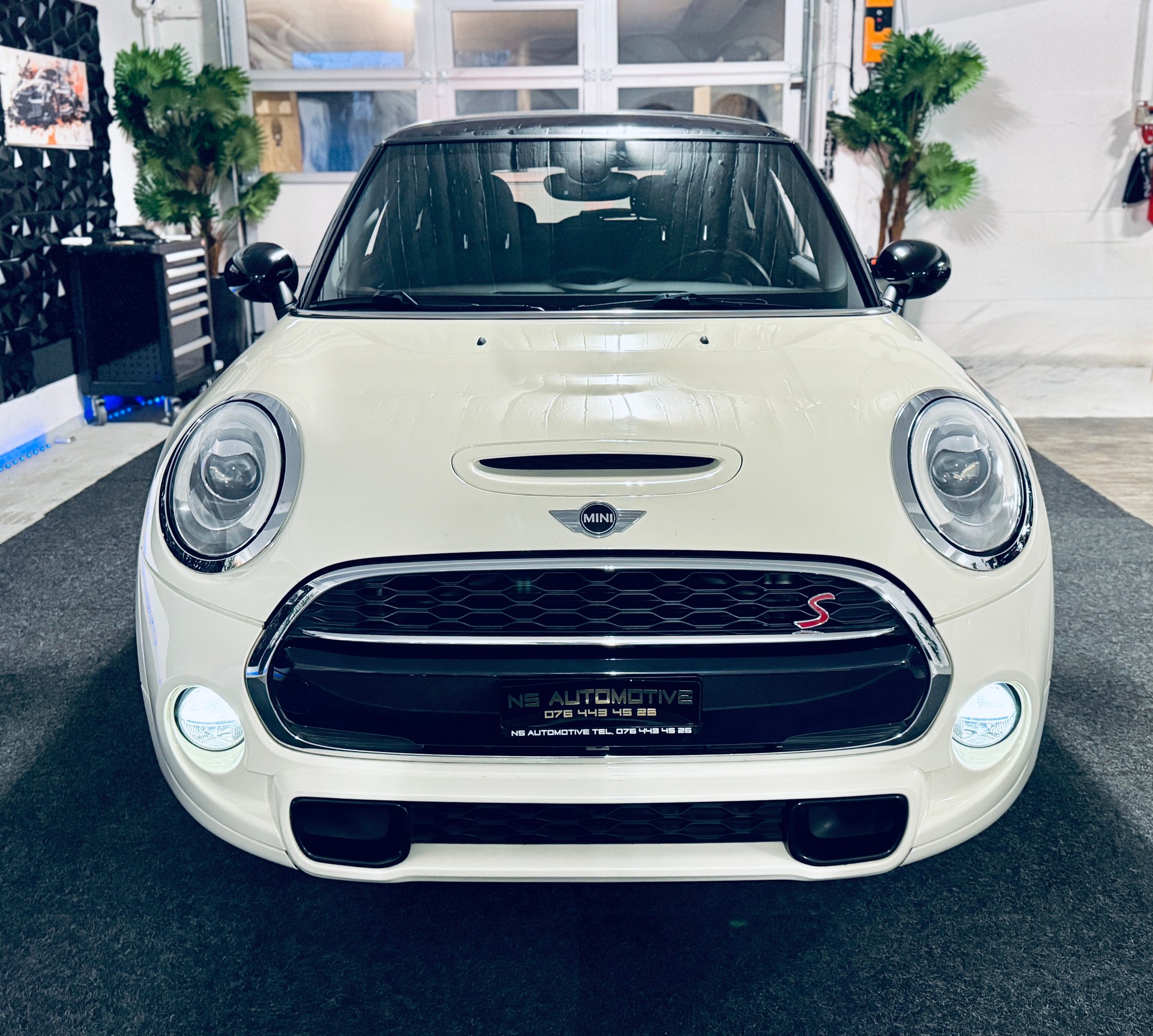 MINI Cooper S-showroom-element-1
