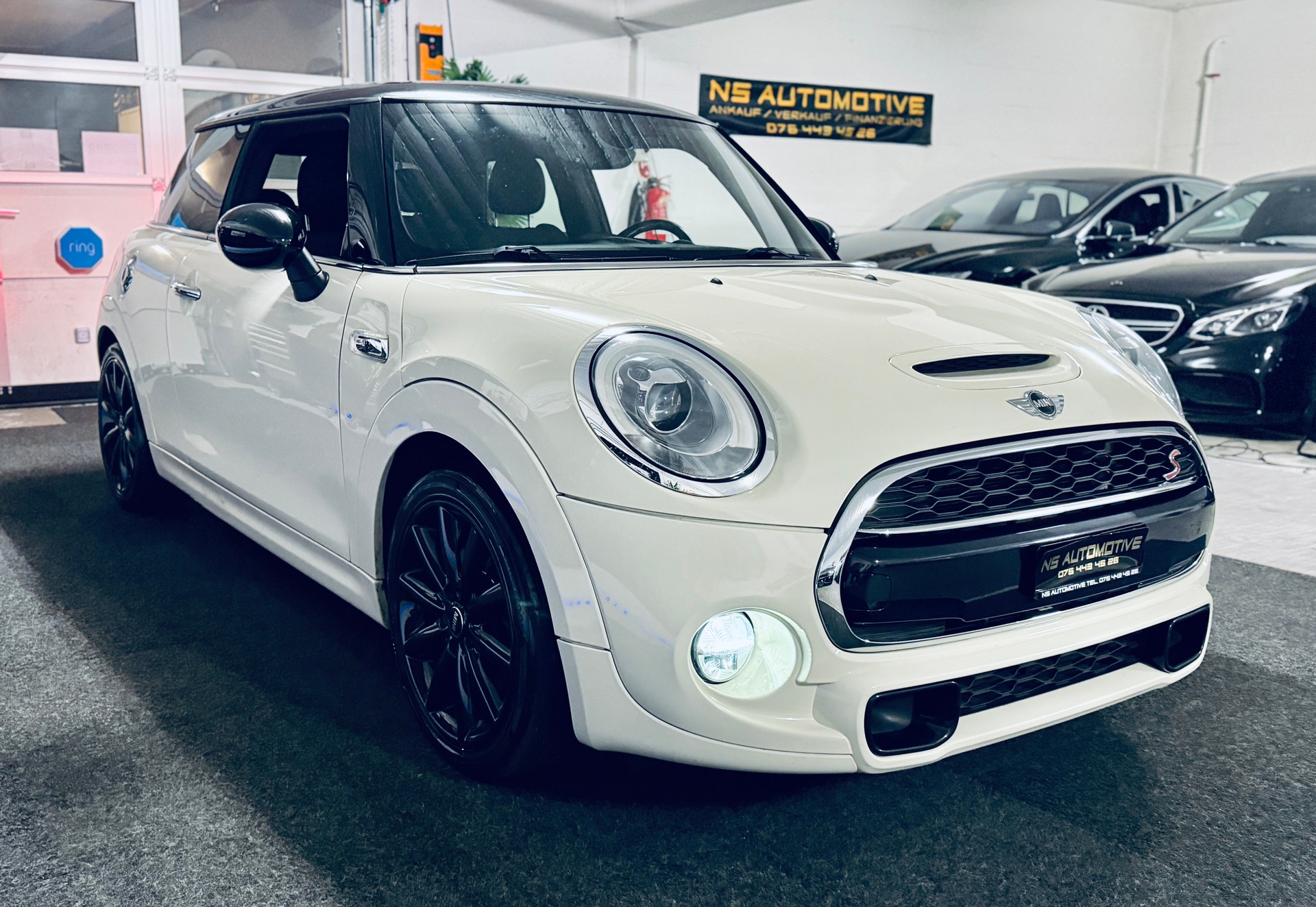 MINI Cooper S-showroom-element-2
