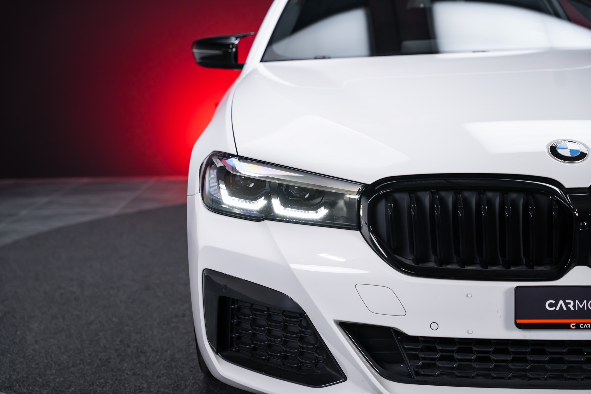 BMW 530i xDrive SAG M-Sport / Alcantara Sitze / Rückfahrkamera / El.Sitze / Ambientebeleuchtung-showroom-element-2