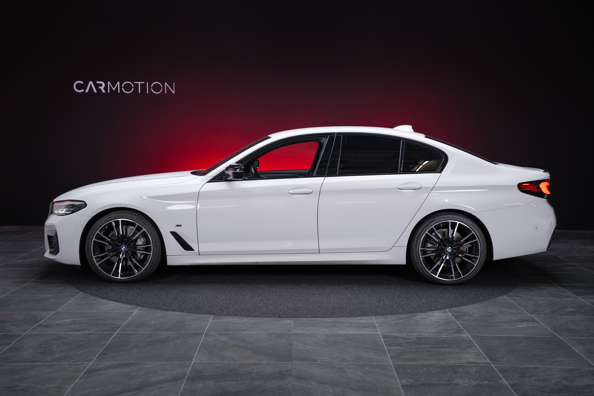 BMW 530i xDrive SAG M-Sport / Alcantara Sitze / Rückfahrkamera / El.Sitze / Ambientebeleuchtung-image-9