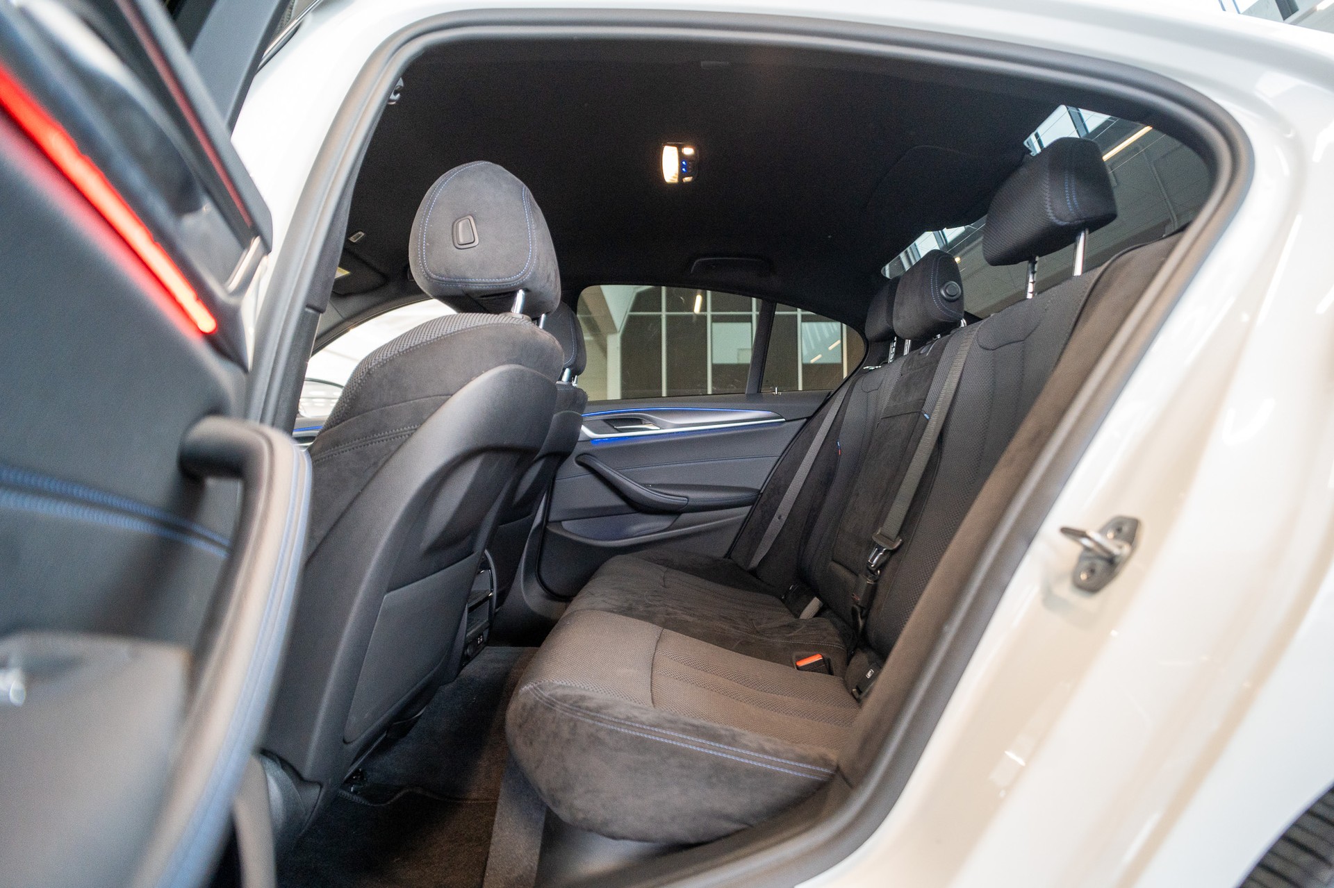 BMW 530i xDrive SAG M-Sport / Rückfahrkamera / El.Sitze / Ambientebeleuchtung-image-10