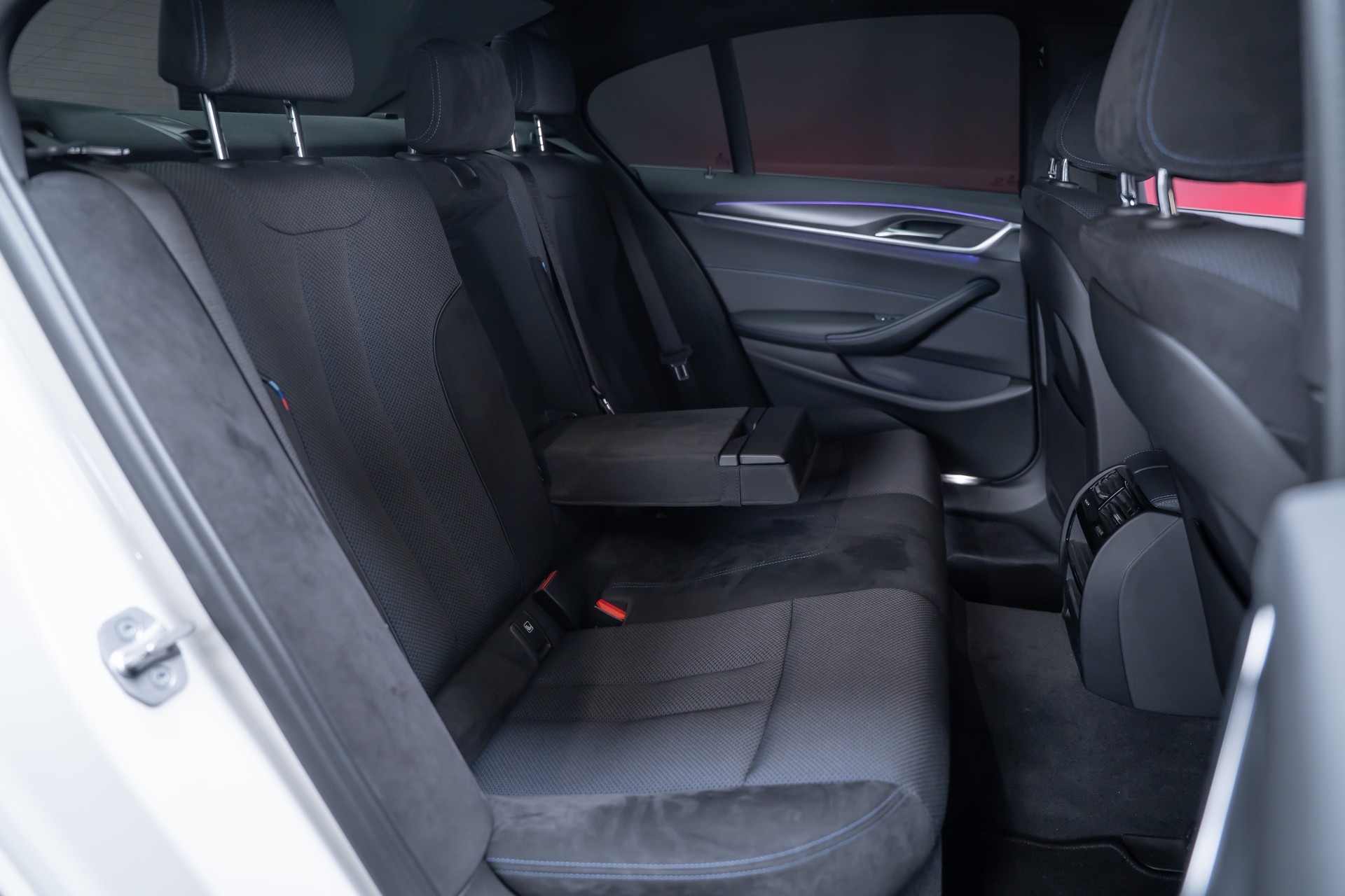 BMW 530i xDrive SAG M-Sport / Alcantara Sitze / Rückfahrkamera / El.Sitze / Ambientebeleuchtung-image-19