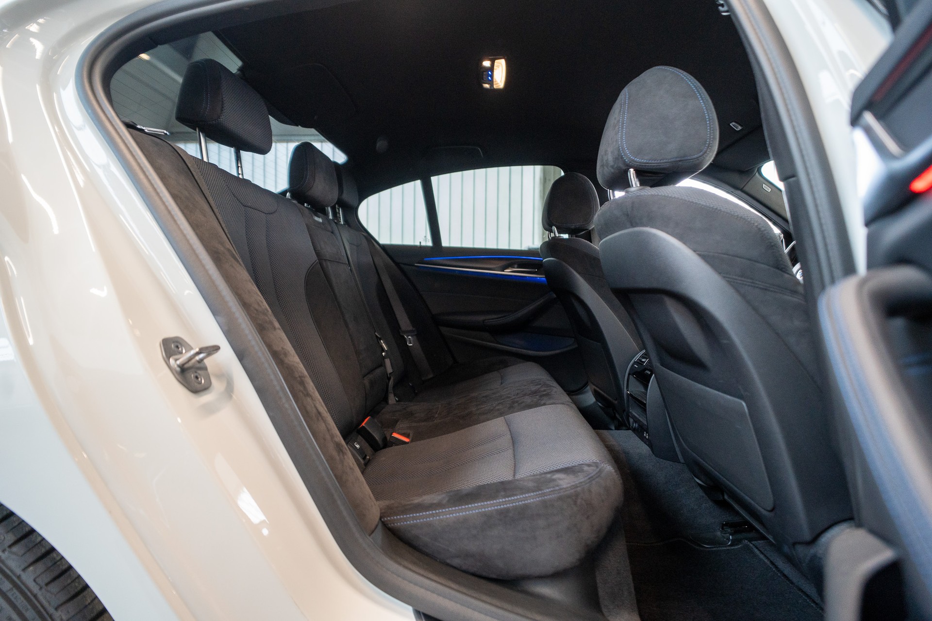 BMW 530i xDrive SAG M-Sport / Rückfahrkamera / El.Sitze / Ambientebeleuchtung-image-11