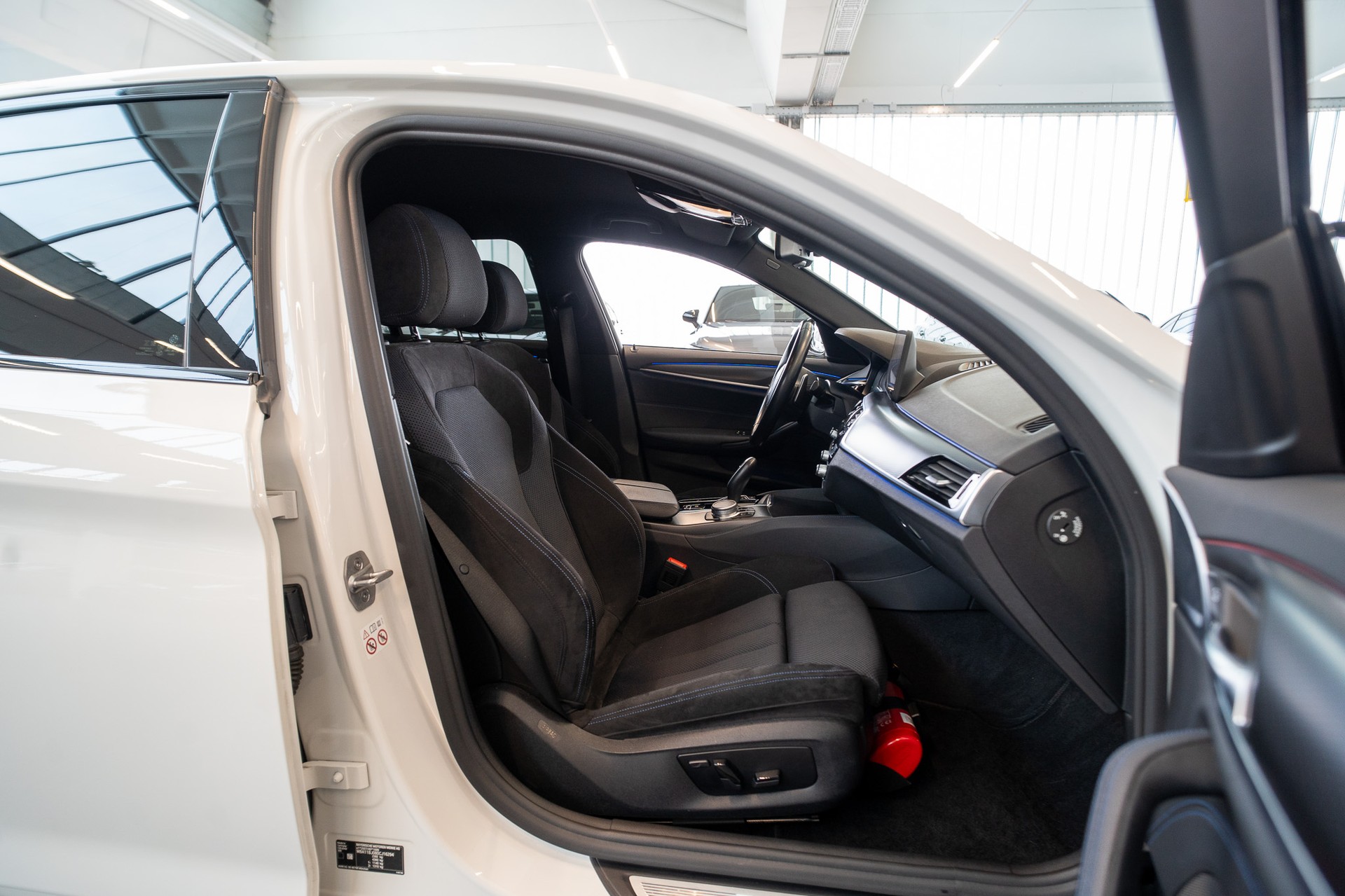 BMW 530i xDrive SAG M-Sport / Rückfahrkamera / El.Sitze / Ambientebeleuchtung-image-12