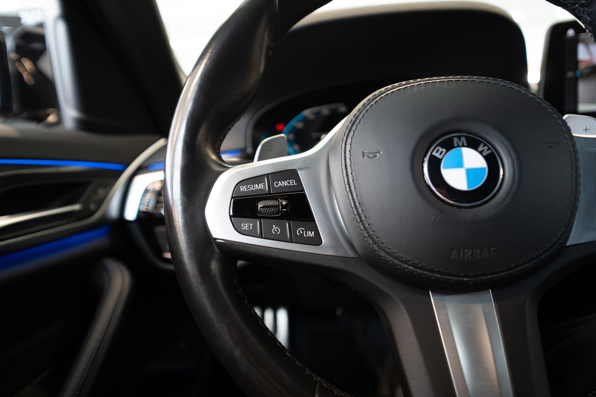 BMW 530i xDrive SAG M-Sport / Rückfahrkamera / El.Sitze / Ambientebeleuchtung-image-21
