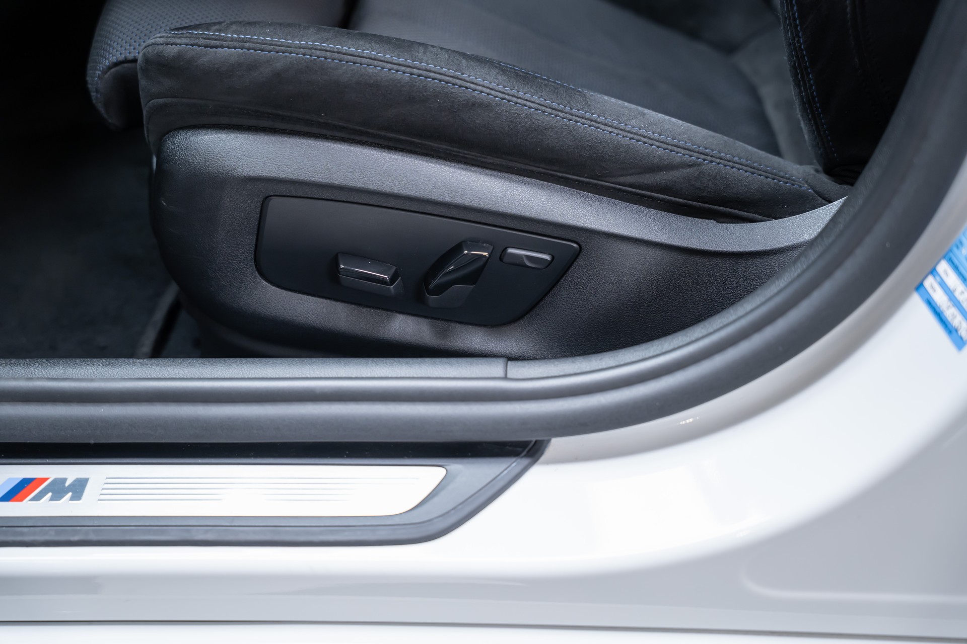 BMW 530i xDrive SAG M-Sport / Alcantara Sitze / Rückfahrkamera / El.Sitze / Ambientebeleuchtung-image-16