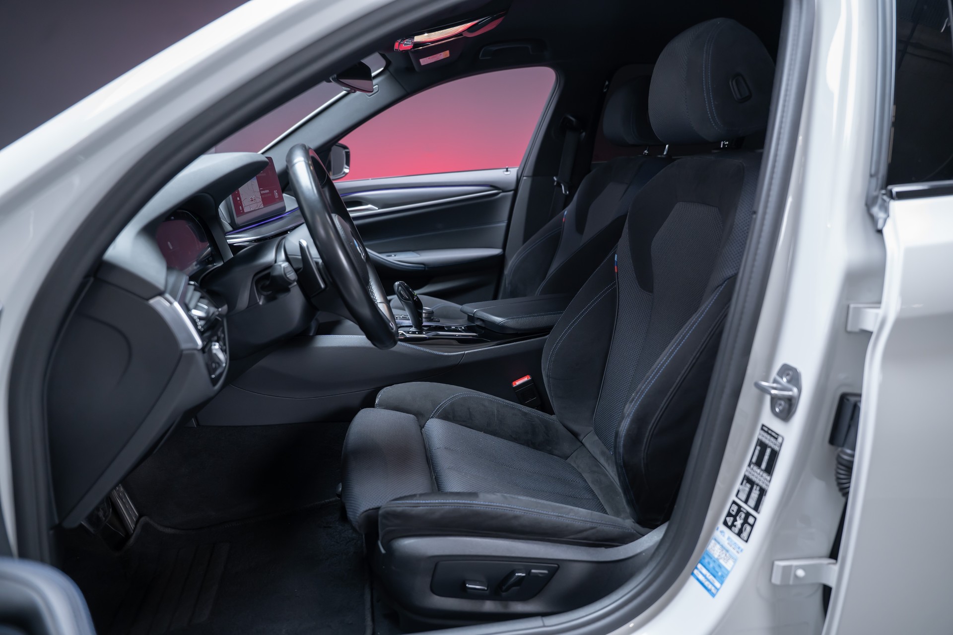 BMW 530i xDrive SAG M-Sport / Alcantara Sitze / Rückfahrkamera / El.Sitze / Ambientebeleuchtung-image-15