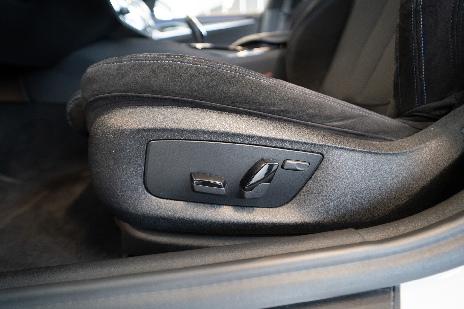 BMW 530i xDrive SAG M-Sport / Rückfahrkamera / El.Sitze / Ambientebeleuchtung-image-9