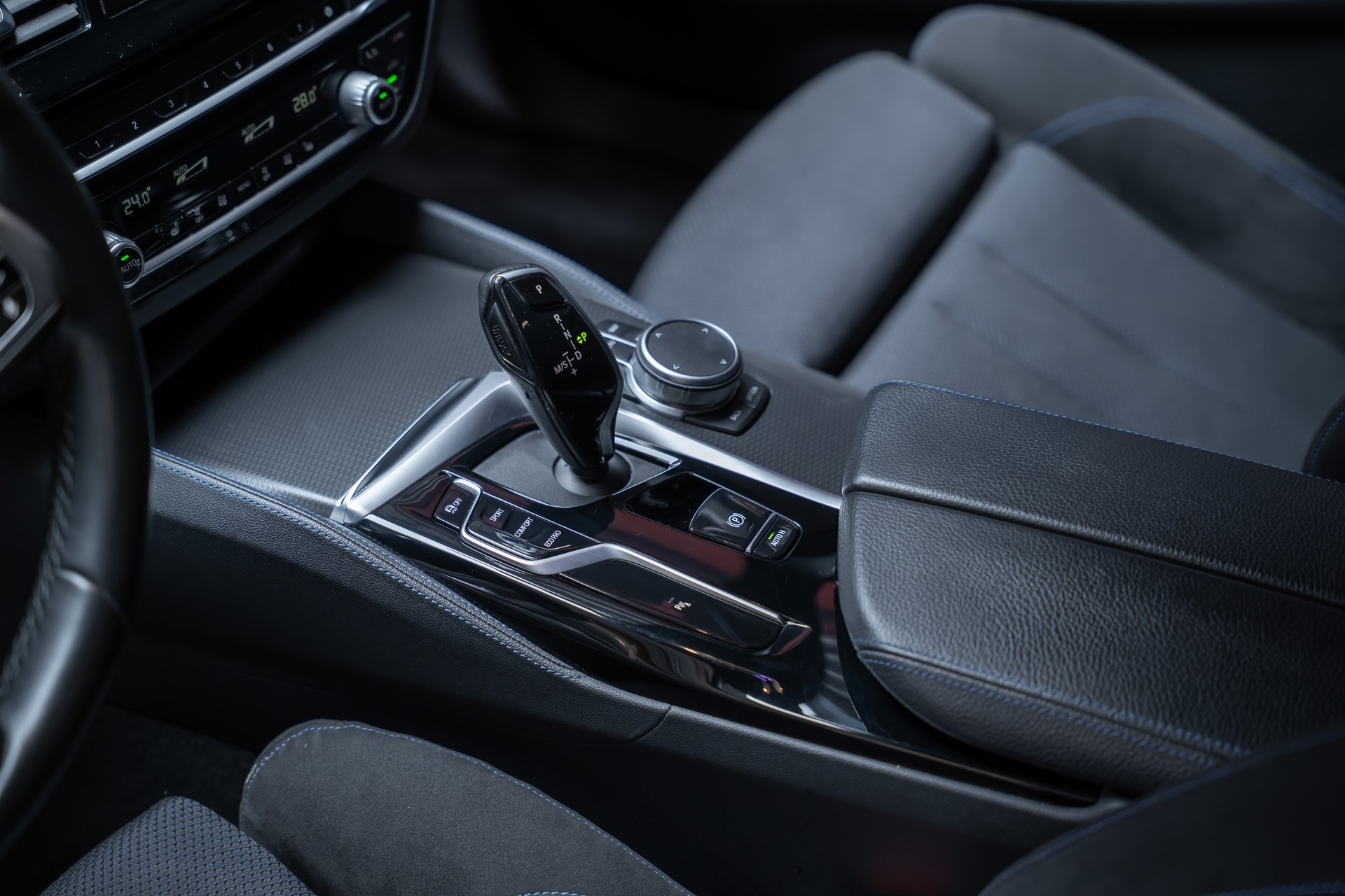 BMW 530i xDrive SAG M-Sport / Alcantara Sitze / Rückfahrkamera / El.Sitze / Ambientebeleuchtung-image-17