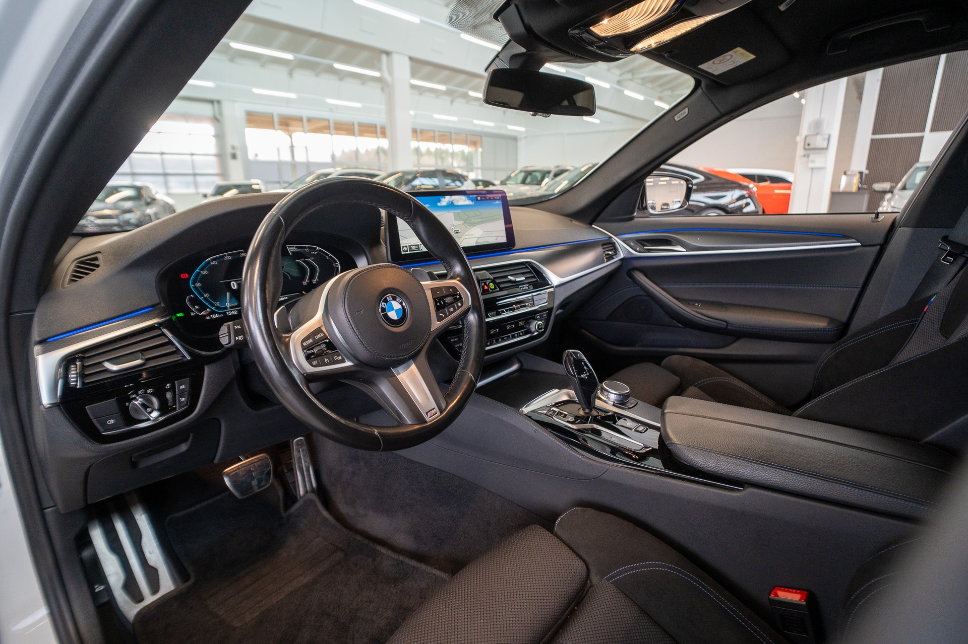 BMW 530i xDrive SAG M-Sport / Rückfahrkamera / El.Sitze / Ambientebeleuchtung-image-7