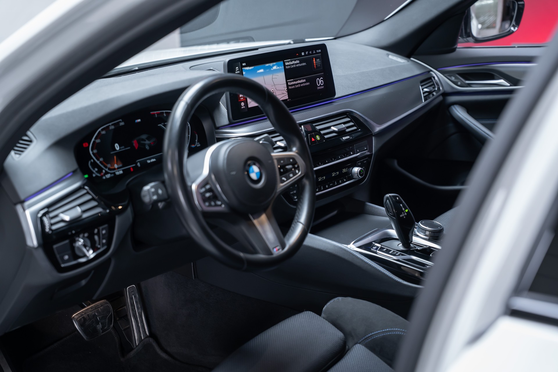 BMW 530i xDrive SAG M-Sport / Alcantara Sitze / Rückfahrkamera / El.Sitze / Ambientebeleuchtung-image-13