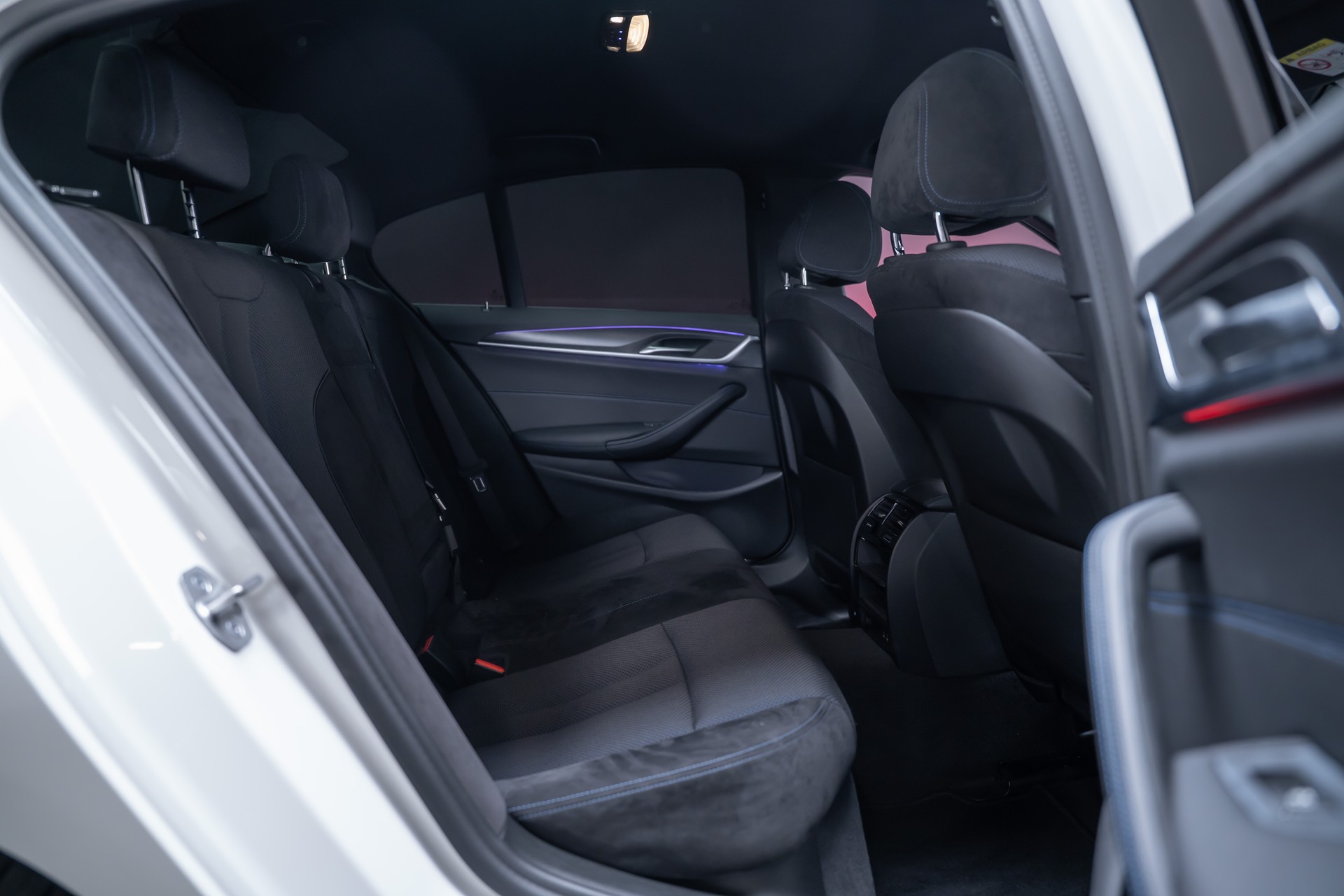 BMW 530i xDrive SAG M-Sport / Alcantara Sitze / Rückfahrkamera / El.Sitze / Ambientebeleuchtung-image-21