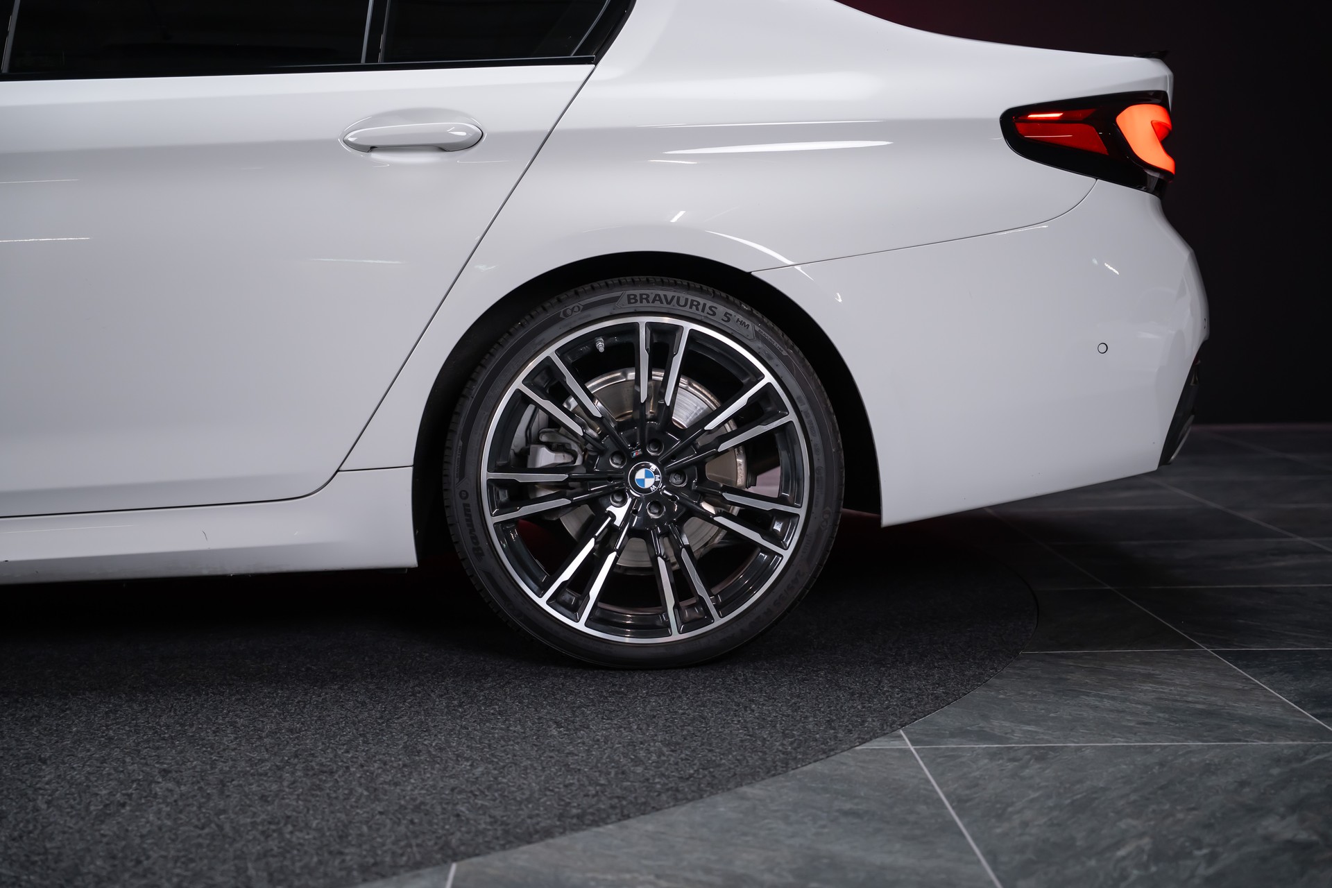 BMW 530i xDrive SAG M-Sport / Alcantara Sitze / Rückfahrkamera / El.Sitze / Ambientebeleuchtung-image-11