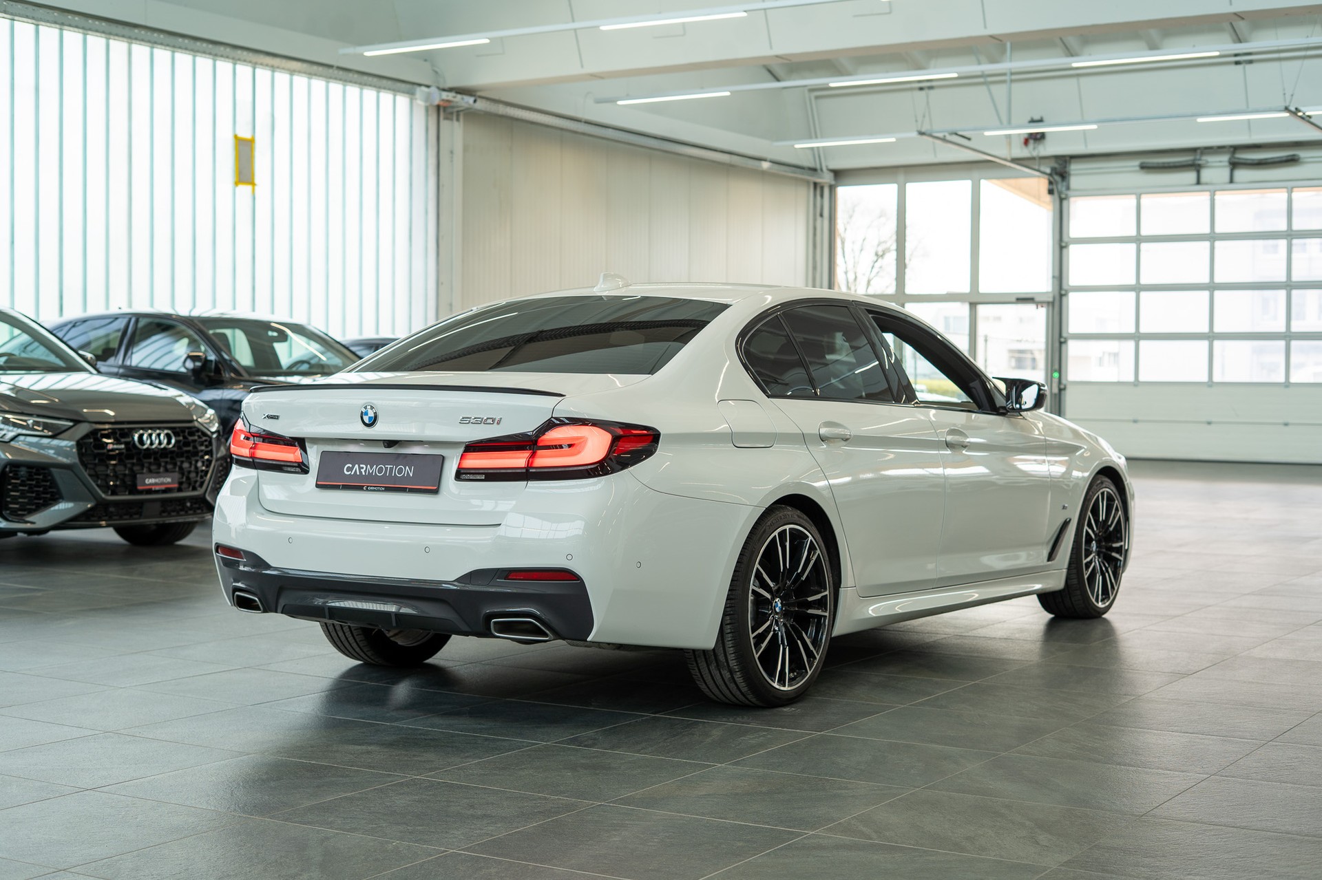 BMW 530i xDrive SAG M-Sport / Rückfahrkamera / El.Sitze / Ambientebeleuchtung-showroom-element-3