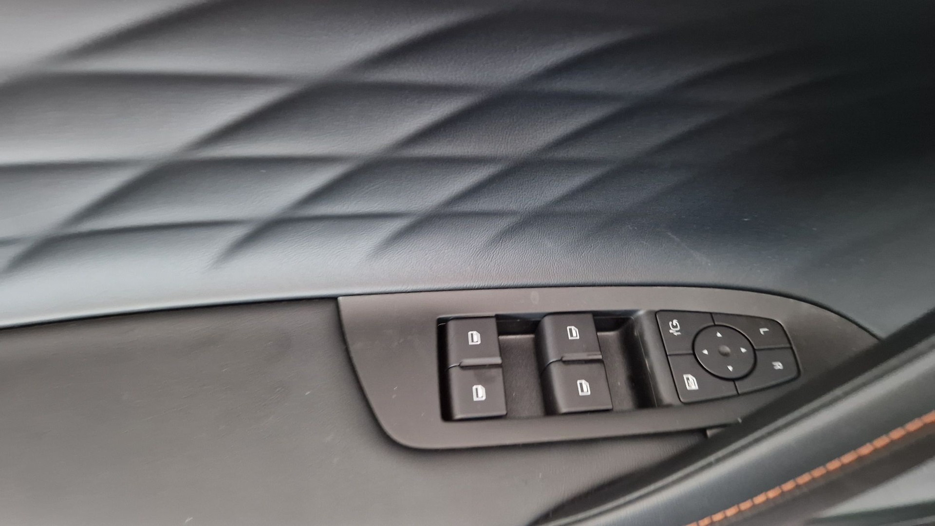 MG HS 1.5 T HEV Luxury-image-5