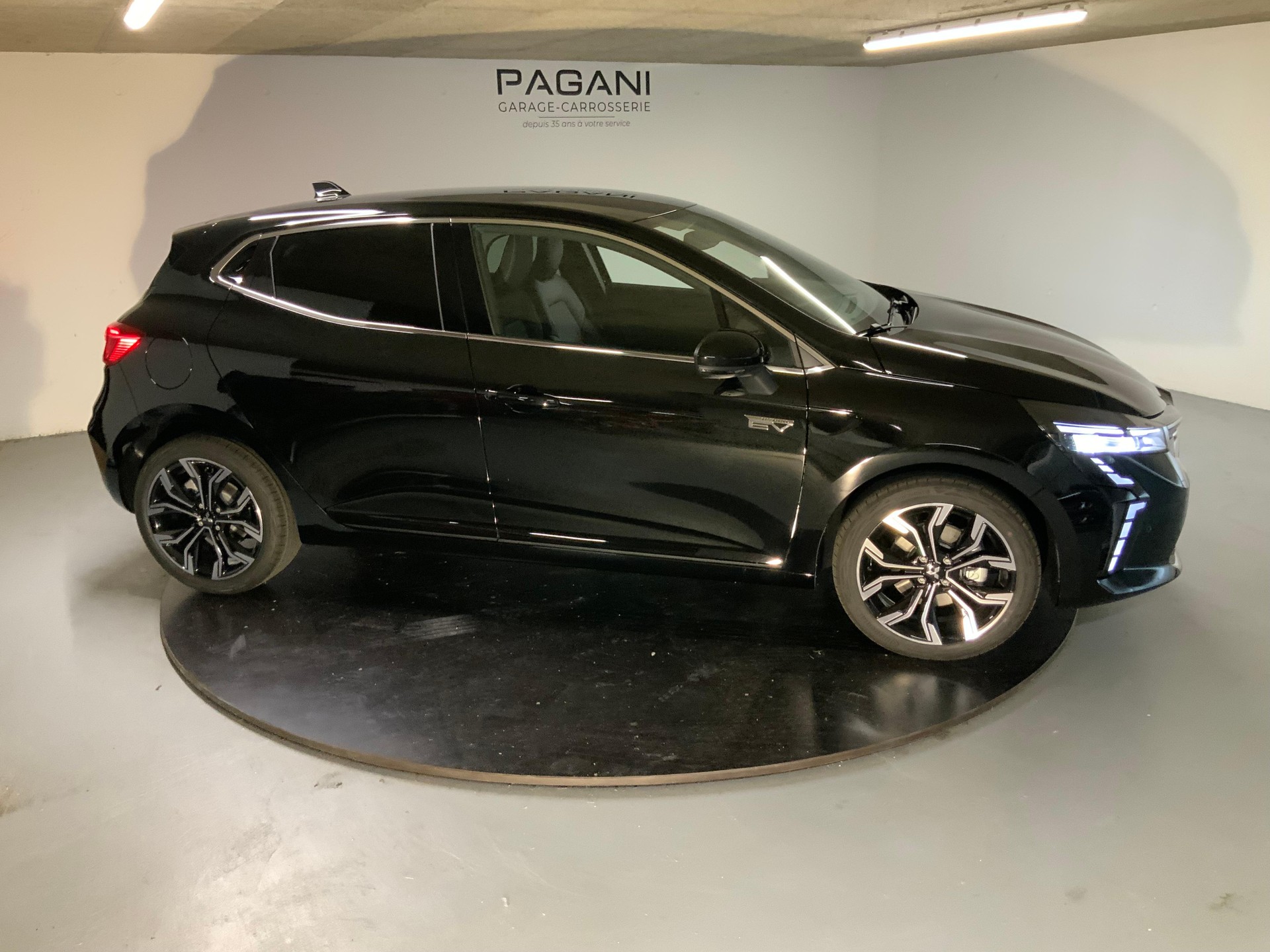 MITSUBISHI Colt 1.6 HEV Intense-showroom-element-2