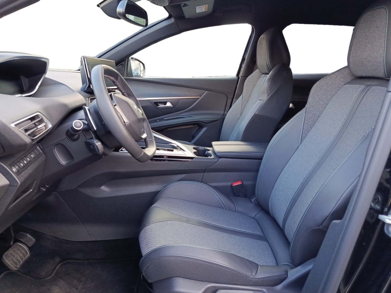 PEUGEOT 3008 180e Hybrid2 Allure Pack EAT8-image-5