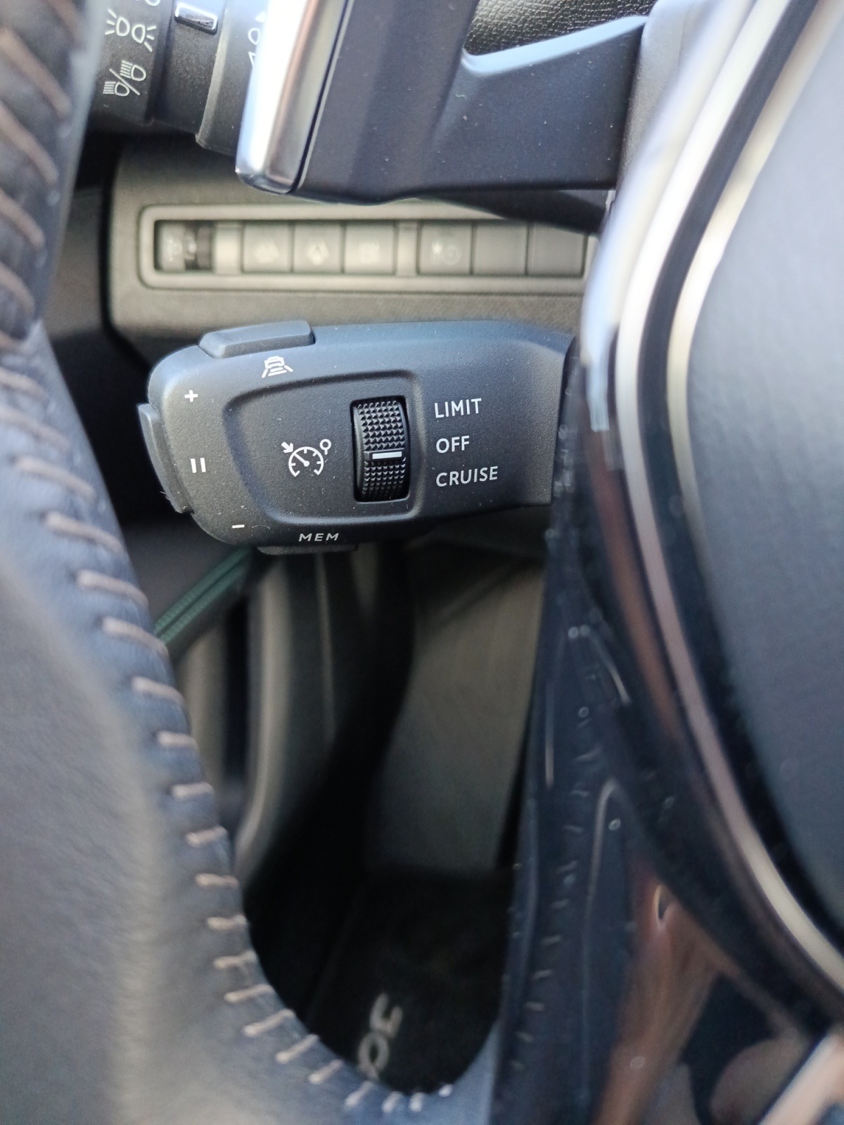 PEUGEOT 3008 180e Hybrid2 Allure Pack EAT8-image-10