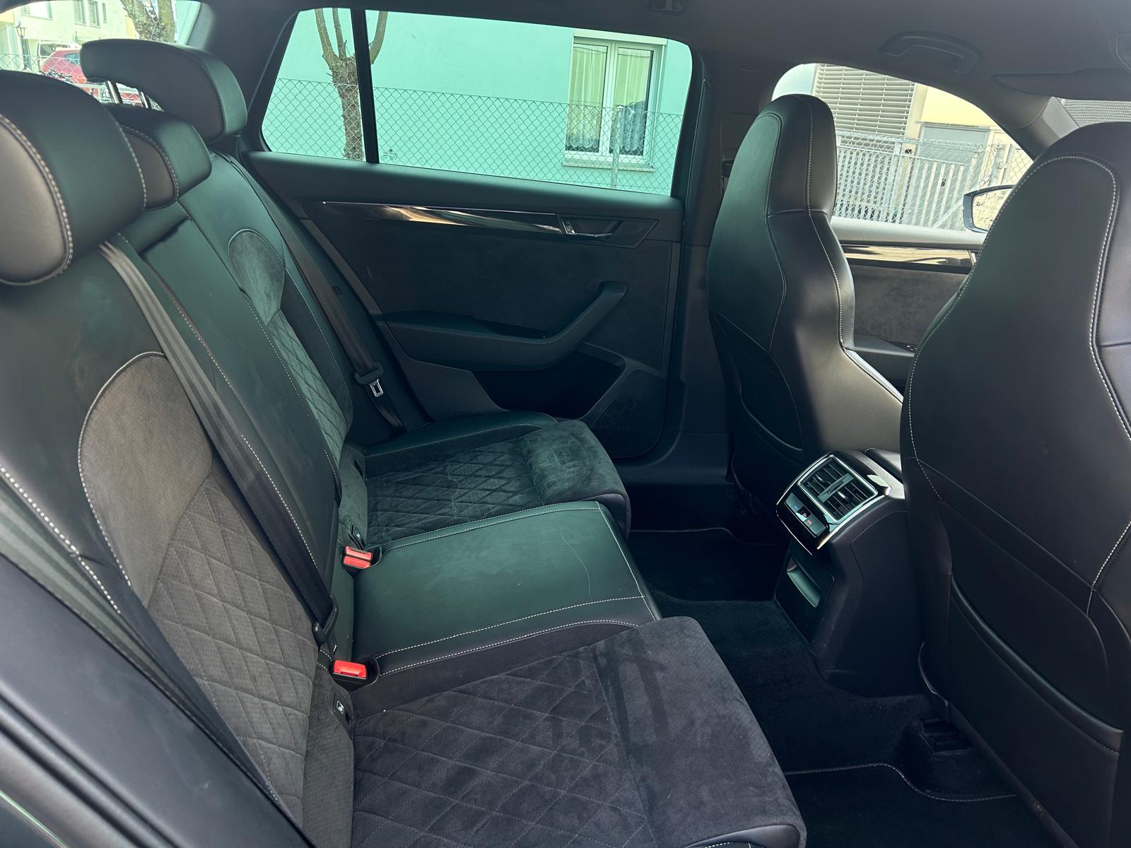 SKODA Superb Combi 2.0 TDi SportLine 4x4 DSG-image-10