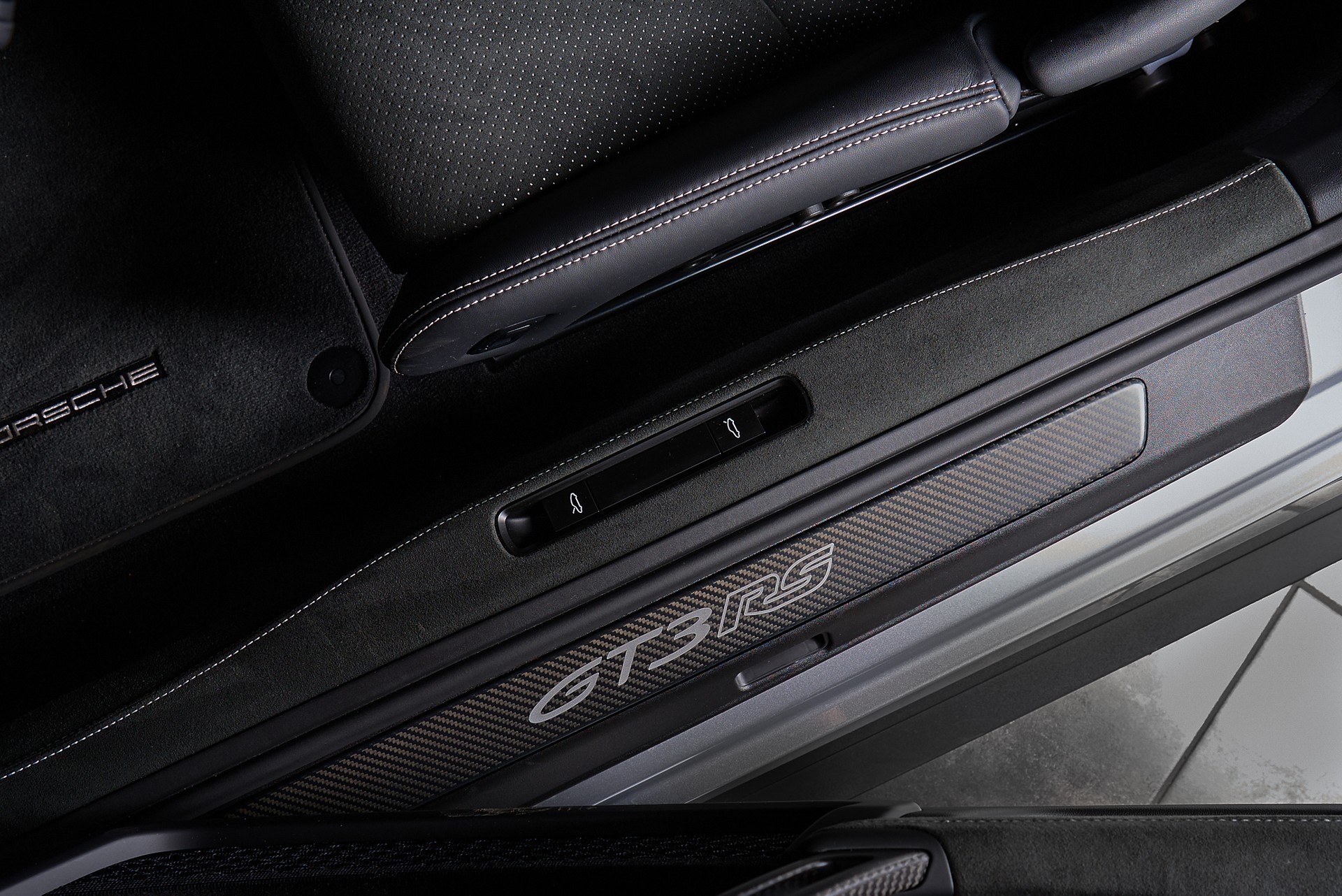PORSCHE 911 GT3 RS-image-17