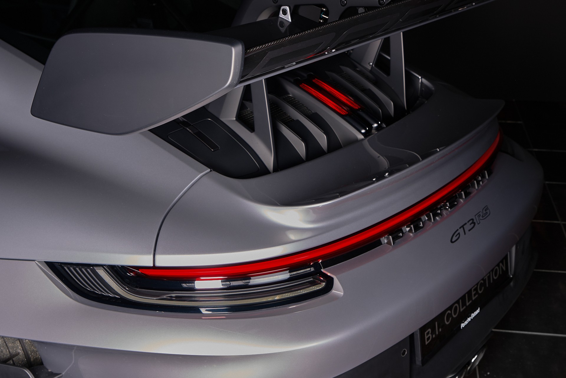 PORSCHE 911 GT3 RS-showroom-element-1