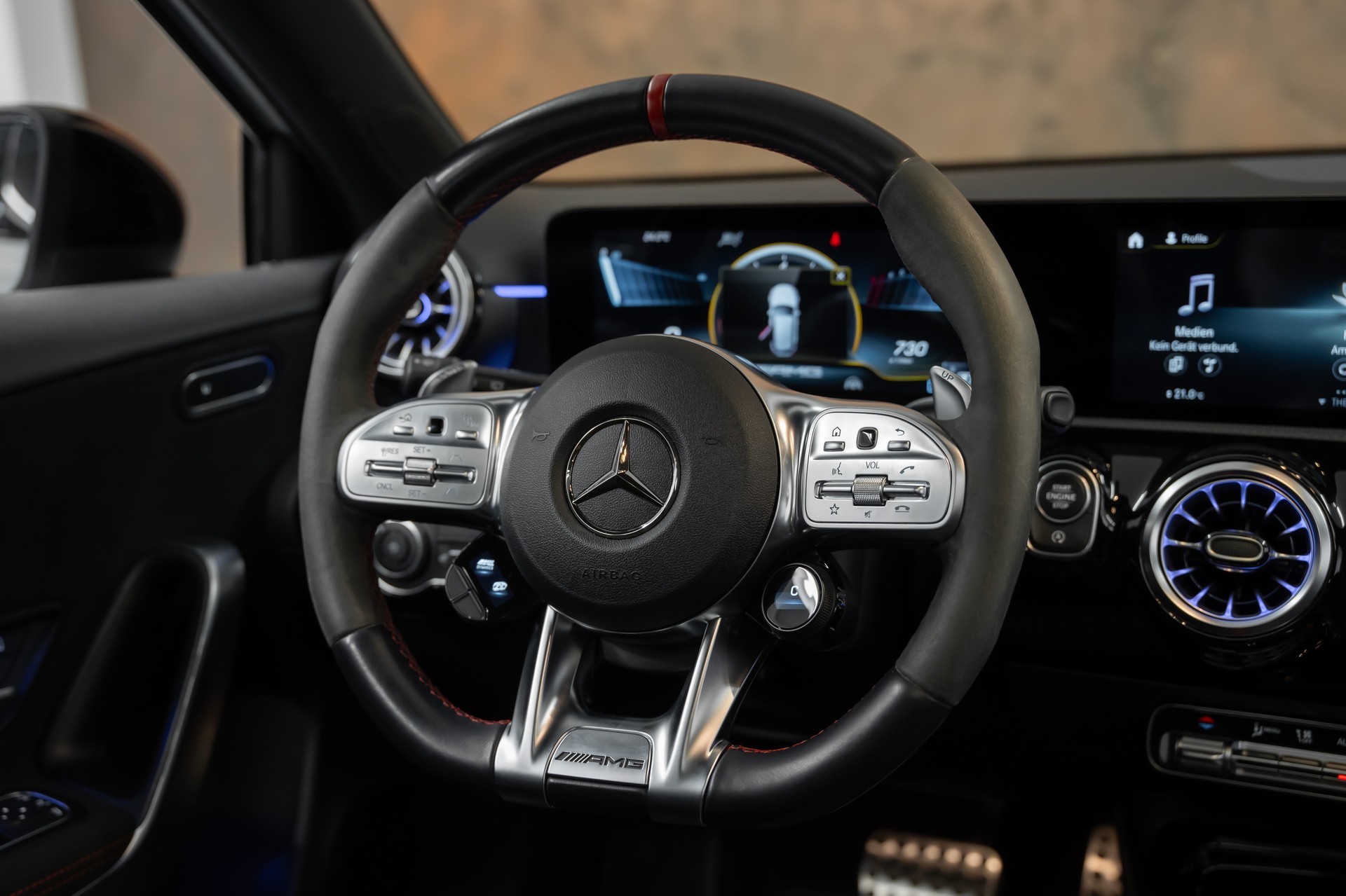 MERCEDES-BENZ A 45 S AMG 4Matic+ Speedshift *Performance*Panorama*Fahrassistenz*Burmester*-image-16