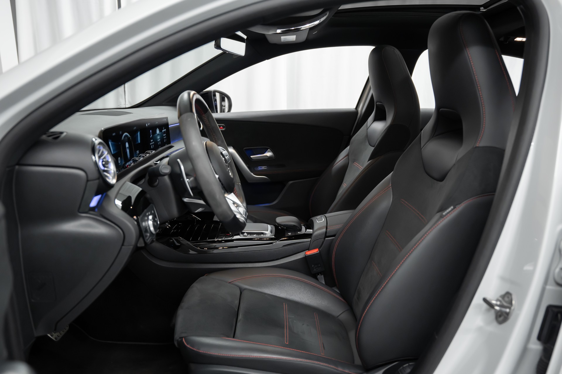 MERCEDES-BENZ A 45 S AMG 4Matic+ Speedshift *Performance*Panorama*Fahrassistenz*Burmester*-image-11
