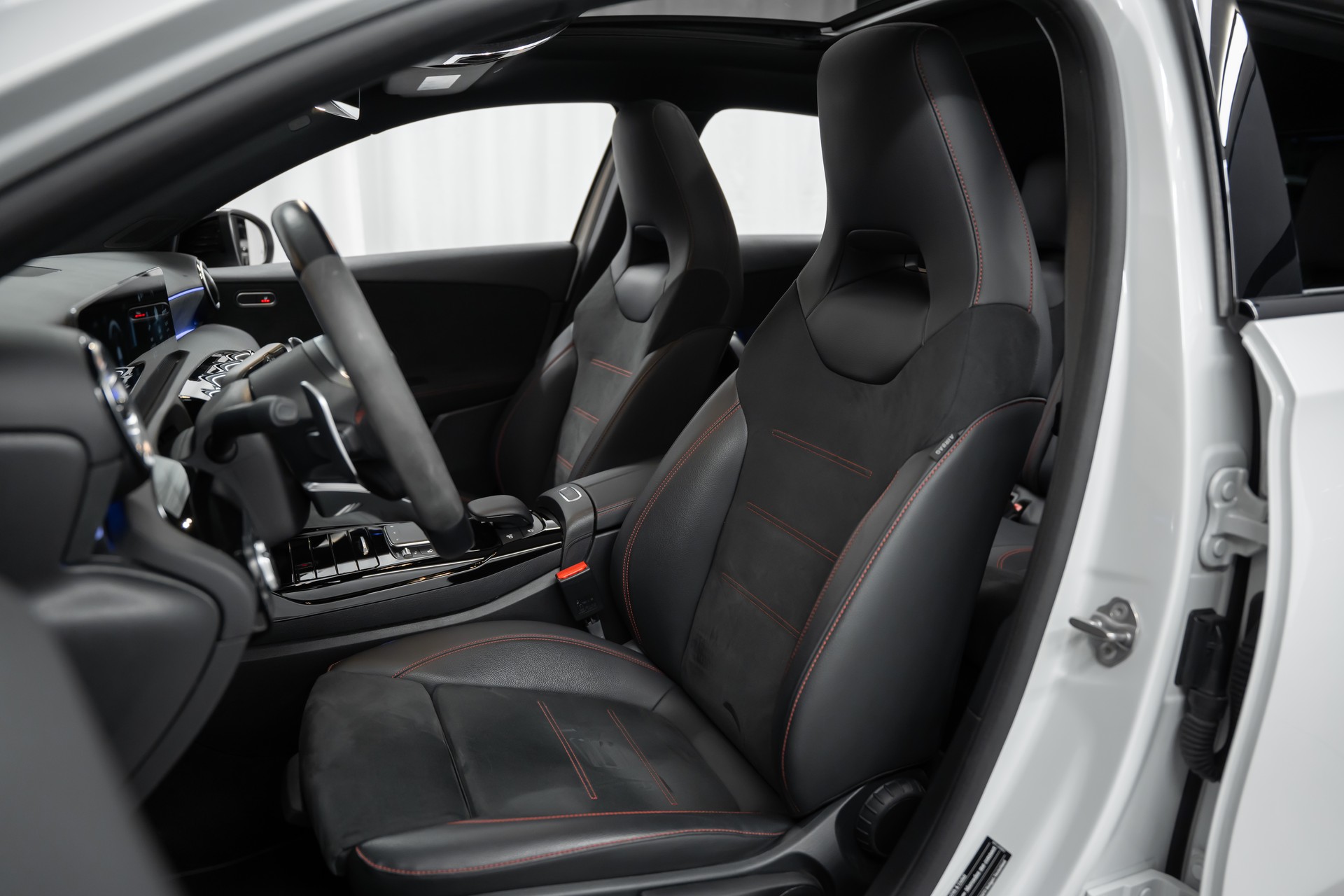 MERCEDES-BENZ A 45 S AMG 4Matic+ Speedshift *Performance*Panorama*Fahrassistenz*Burmester*-image-12