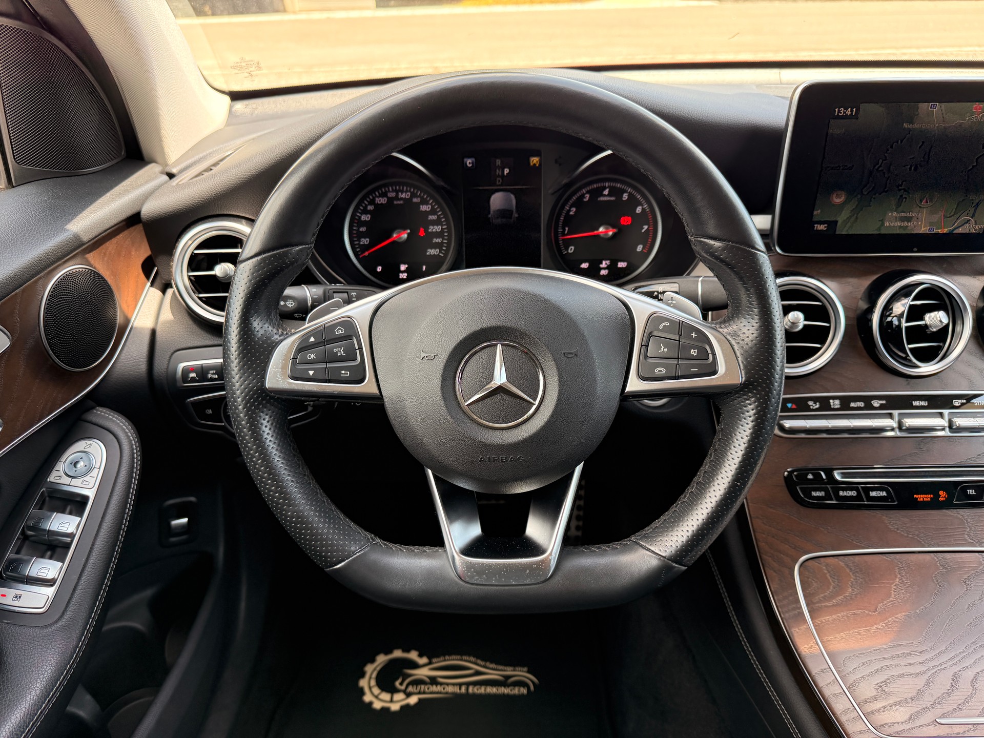 MERCEDES-BENZ GLC 250 Runout Edition 4Matic 9G-Tronic AMG Line-image-13