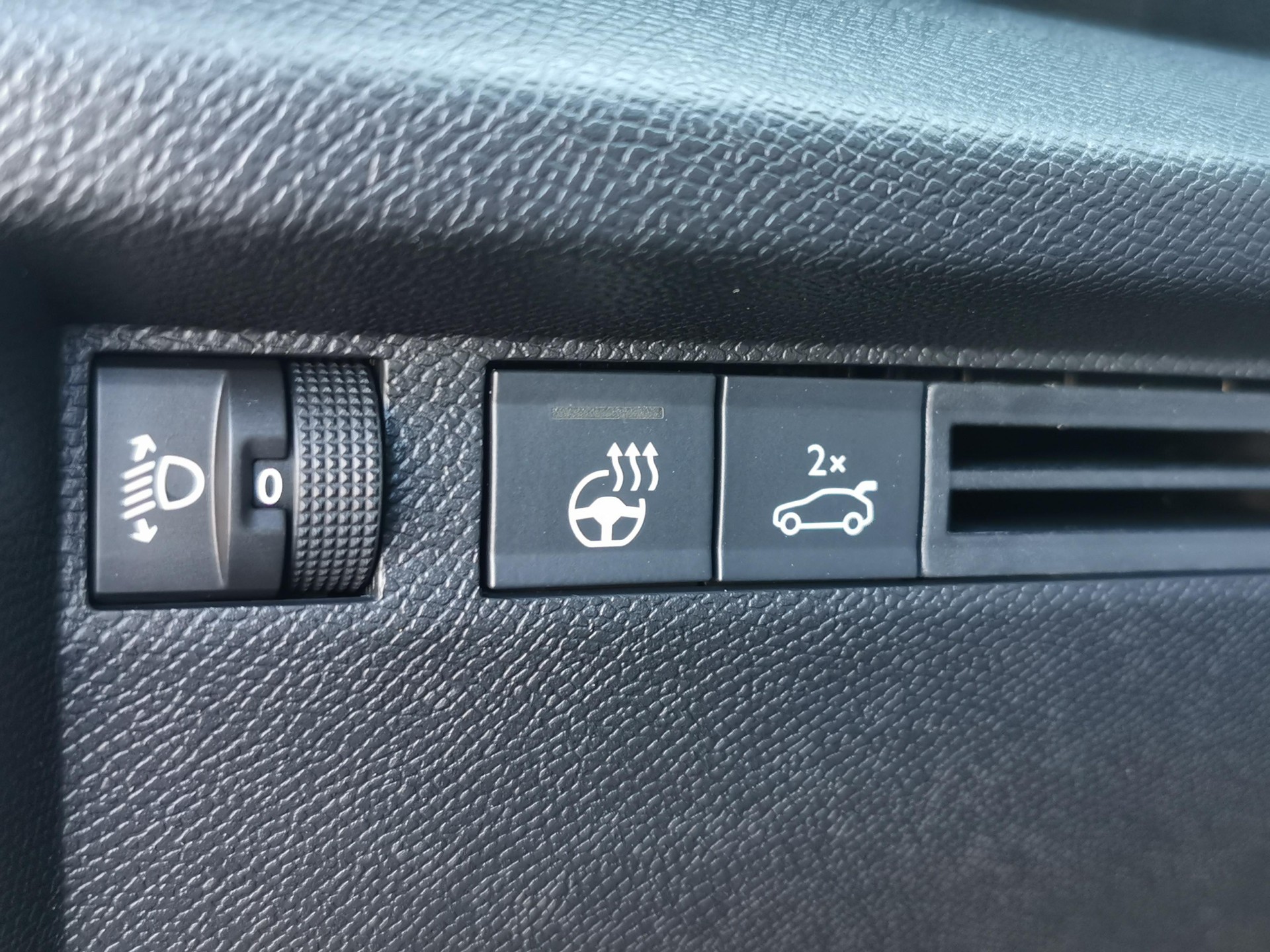 CITROEN C4 X 1.2 PureTech Swiss Edition-image-13