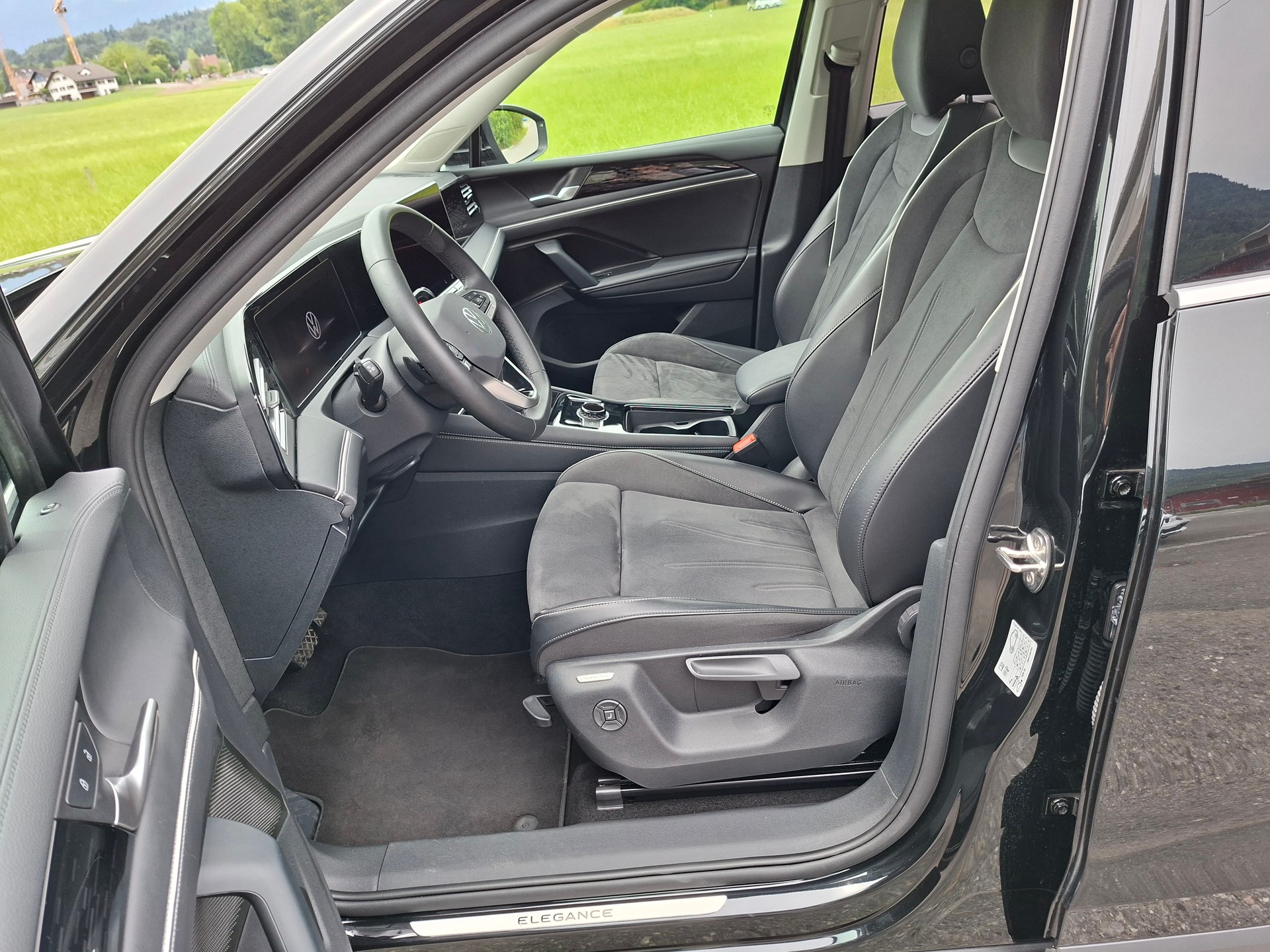 VW Tiguan 2.0 TSI DSG Elegance 4Motion *Panormadach+Anhängerkupplung*-image-7