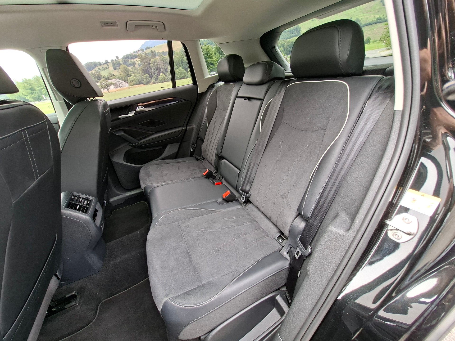 VW Tiguan 2.0 TSI DSG Elegance 4Motion *Panormadach+Anhängerkupplung*-image-15