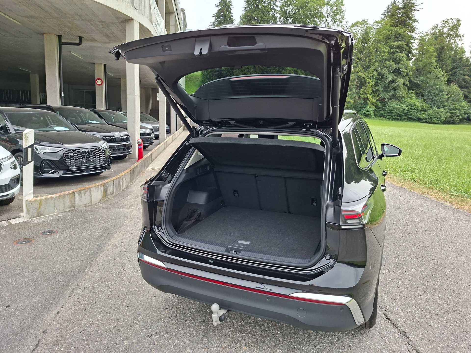 VW Tiguan 2.0 TSI DSG Elegance 4Motion *Panormadach+Anhängerkupplung*-image-6