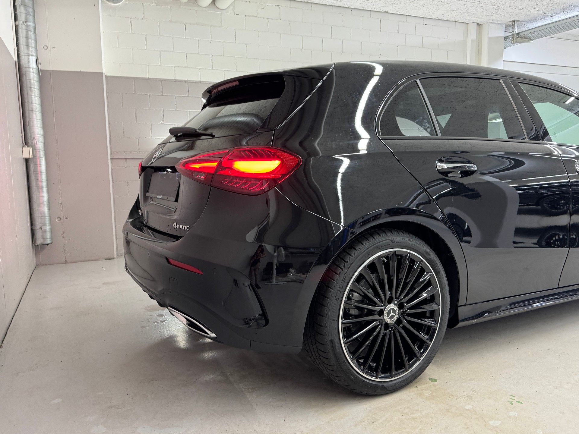 MERCEDES-BENZ A 220 4Matic 8G-DCT-showroom-element-3