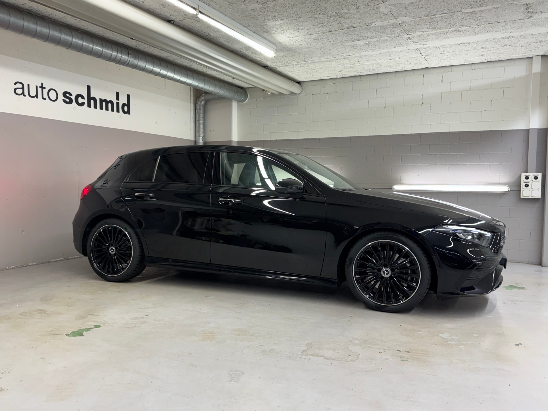 MERCEDES-BENZ A 220 4Matic 8G-DCT-showroom-element-2