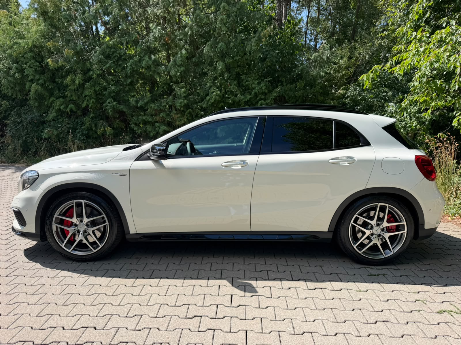 MERCEDES-BENZ GLA 45 AMG 4Matic 7G-DCT-showroom-element-1