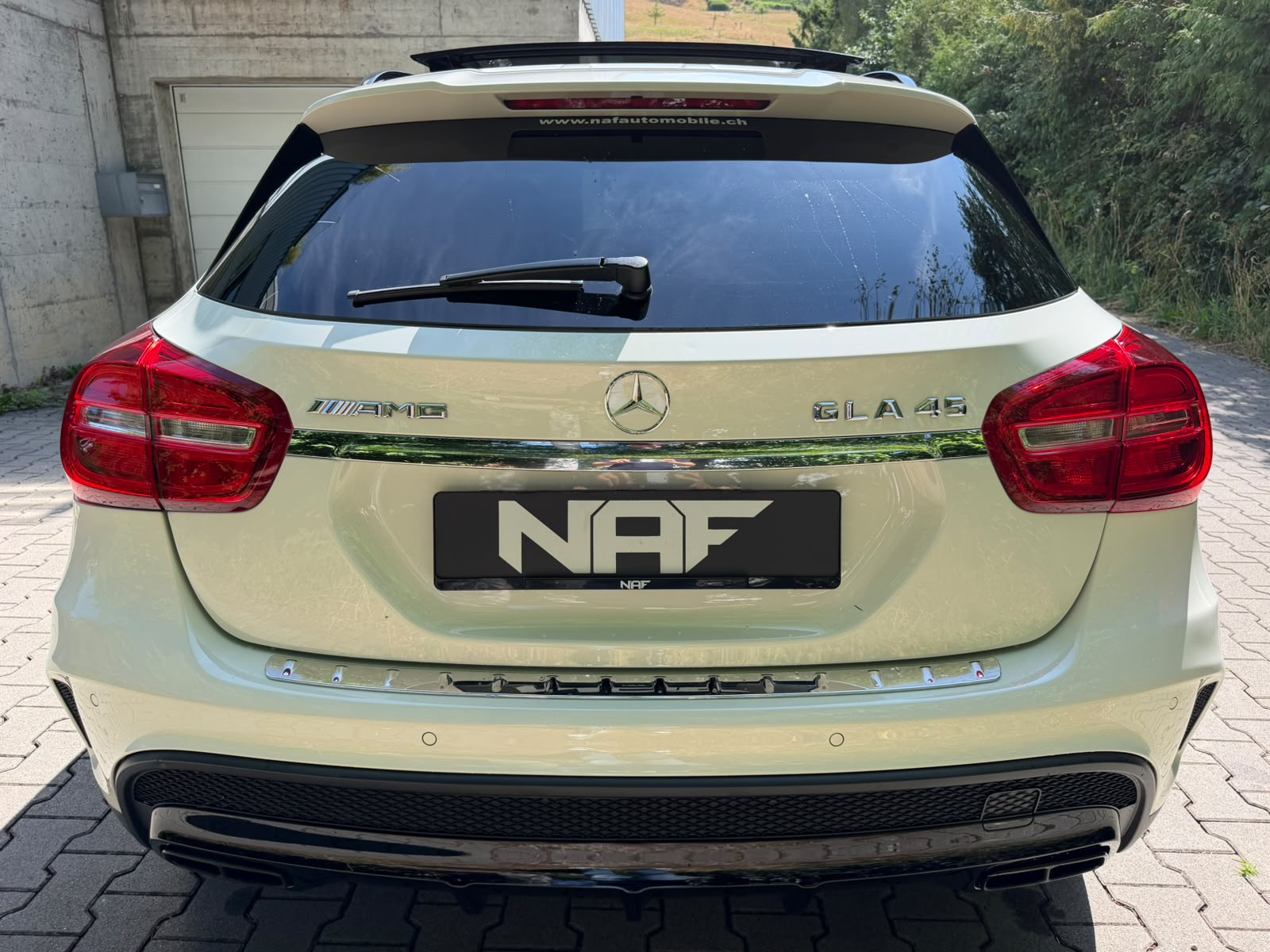 MERCEDES-BENZ GLA 45 AMG 4Matic 7G-DCT-showroom-element-3