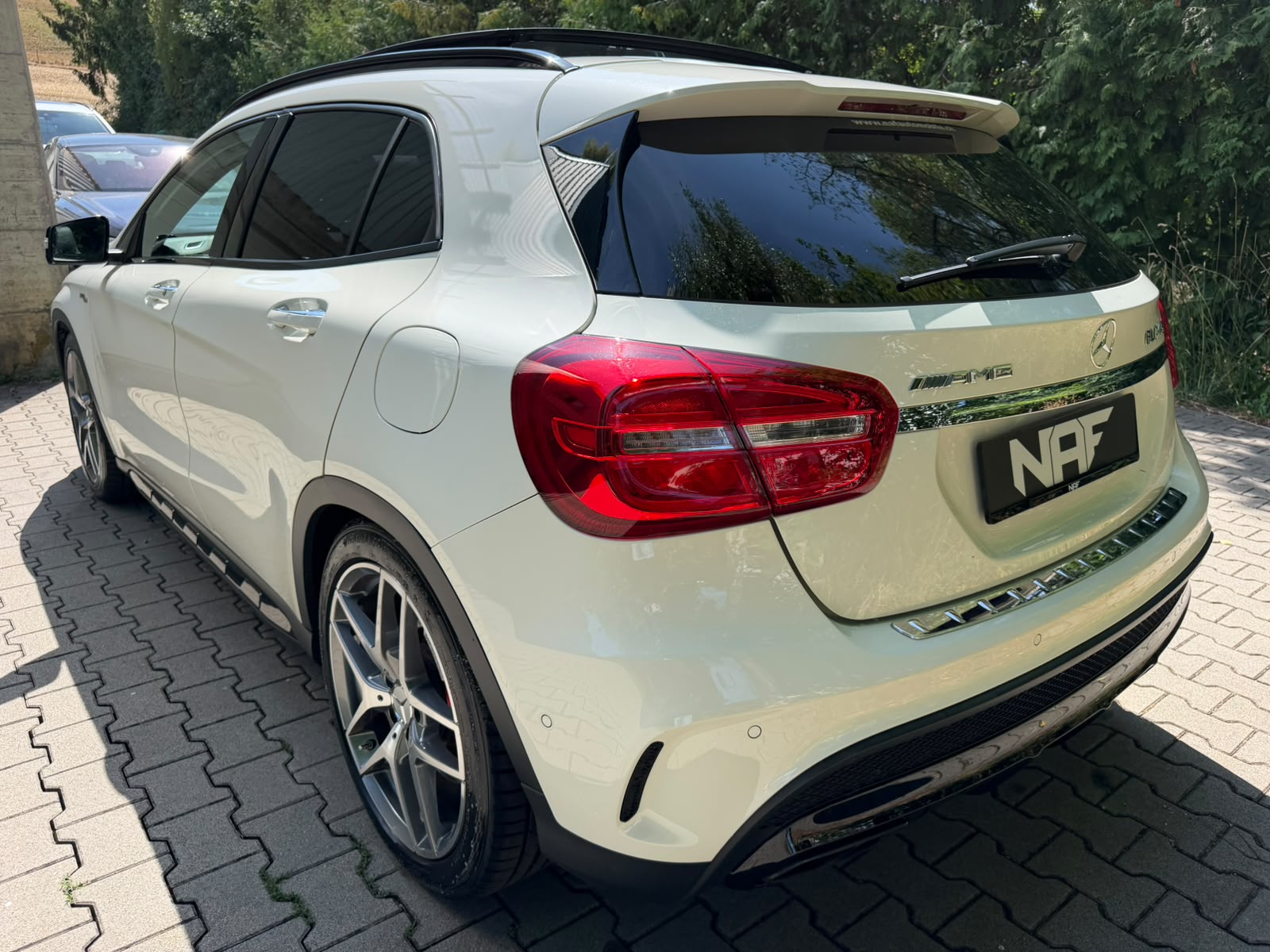 MERCEDES-BENZ GLA 45 AMG 4Matic 7G-DCT-showroom-element-2