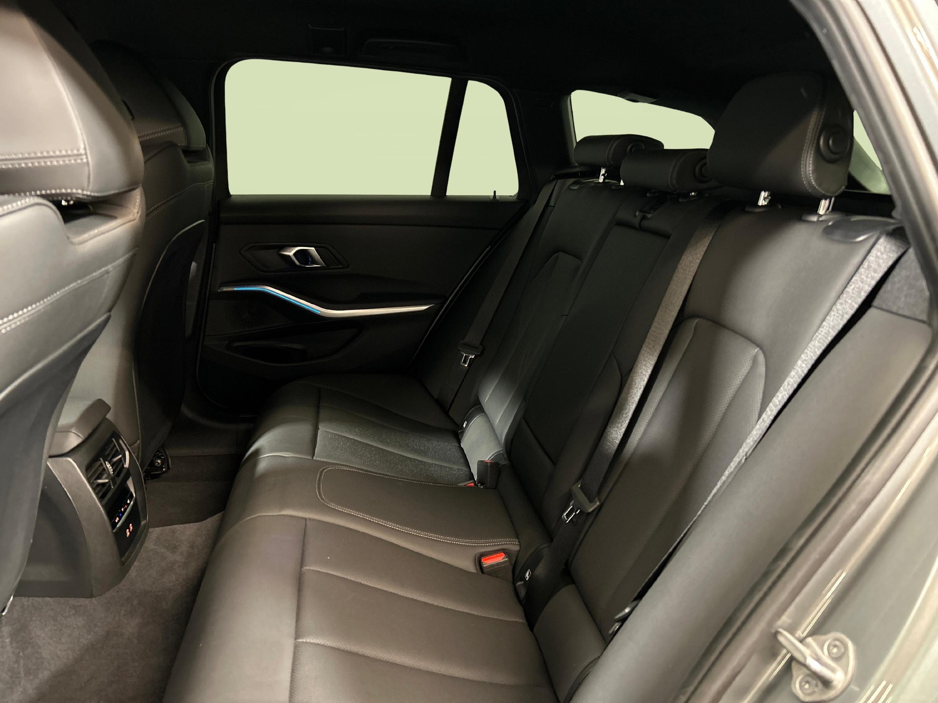 BMW 330d xDrive Touring-showroom-element-3
