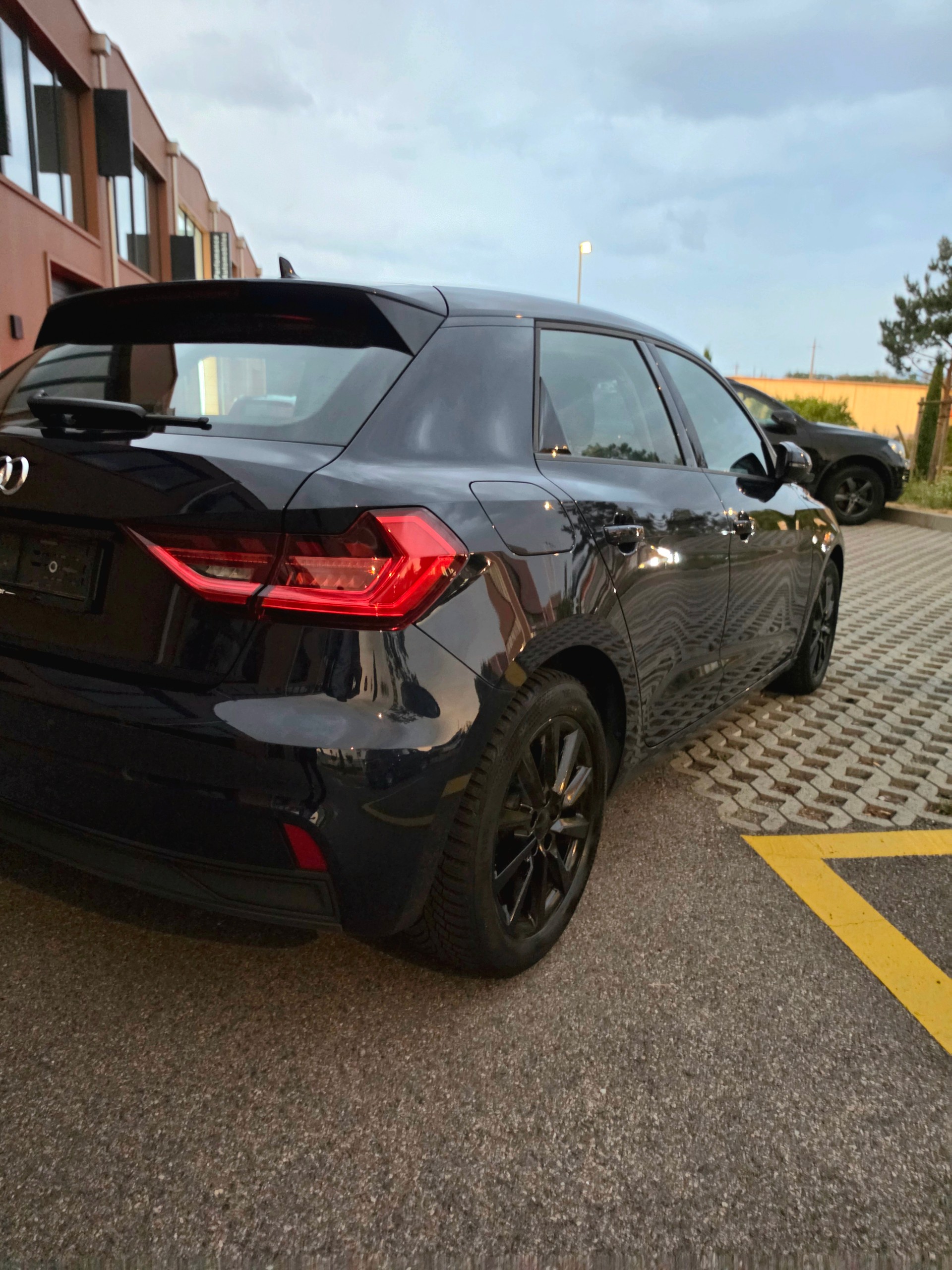AUDI Audi A1-image-3