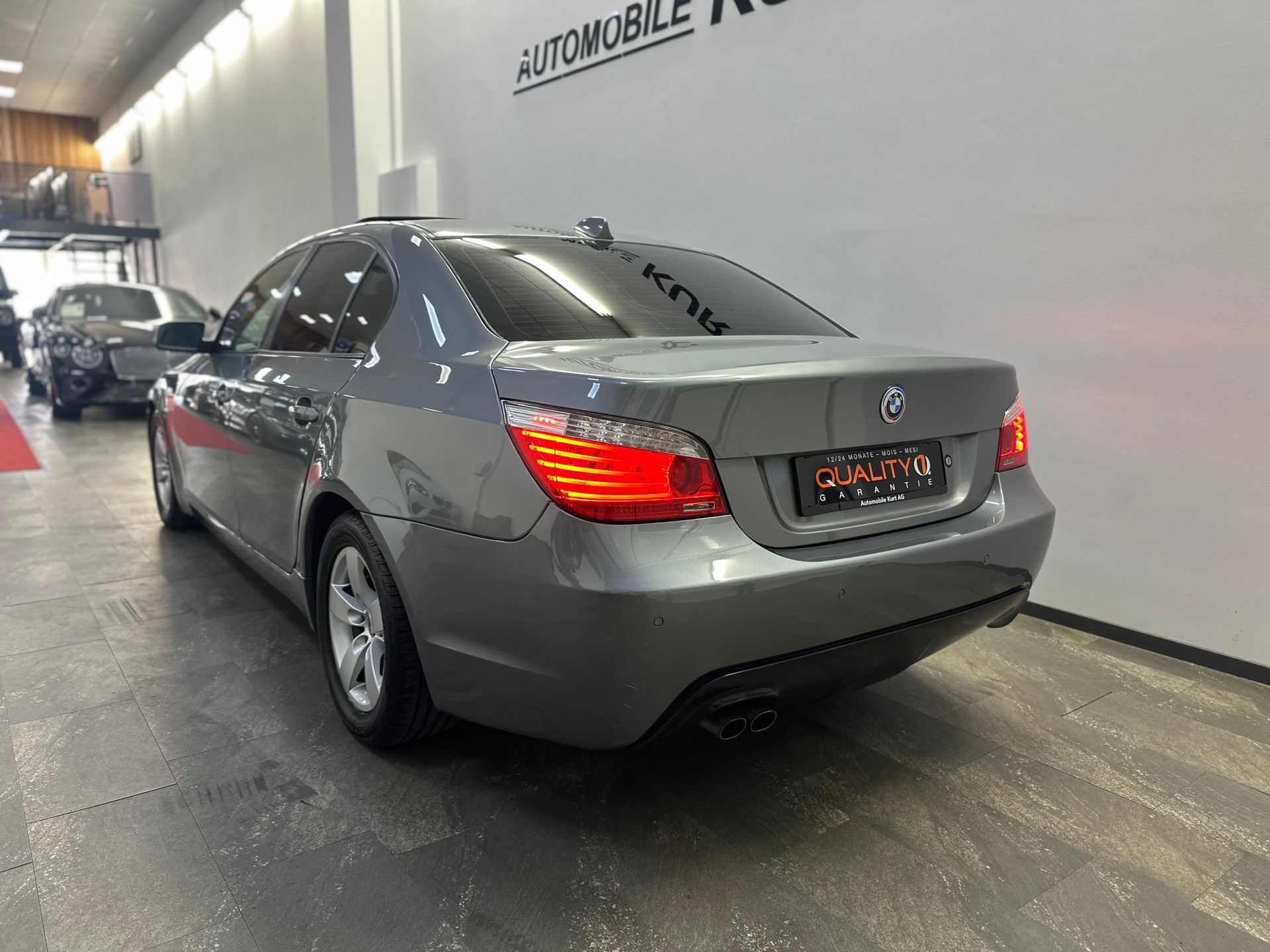 BMW 525d Steptronic-showroom-element-3