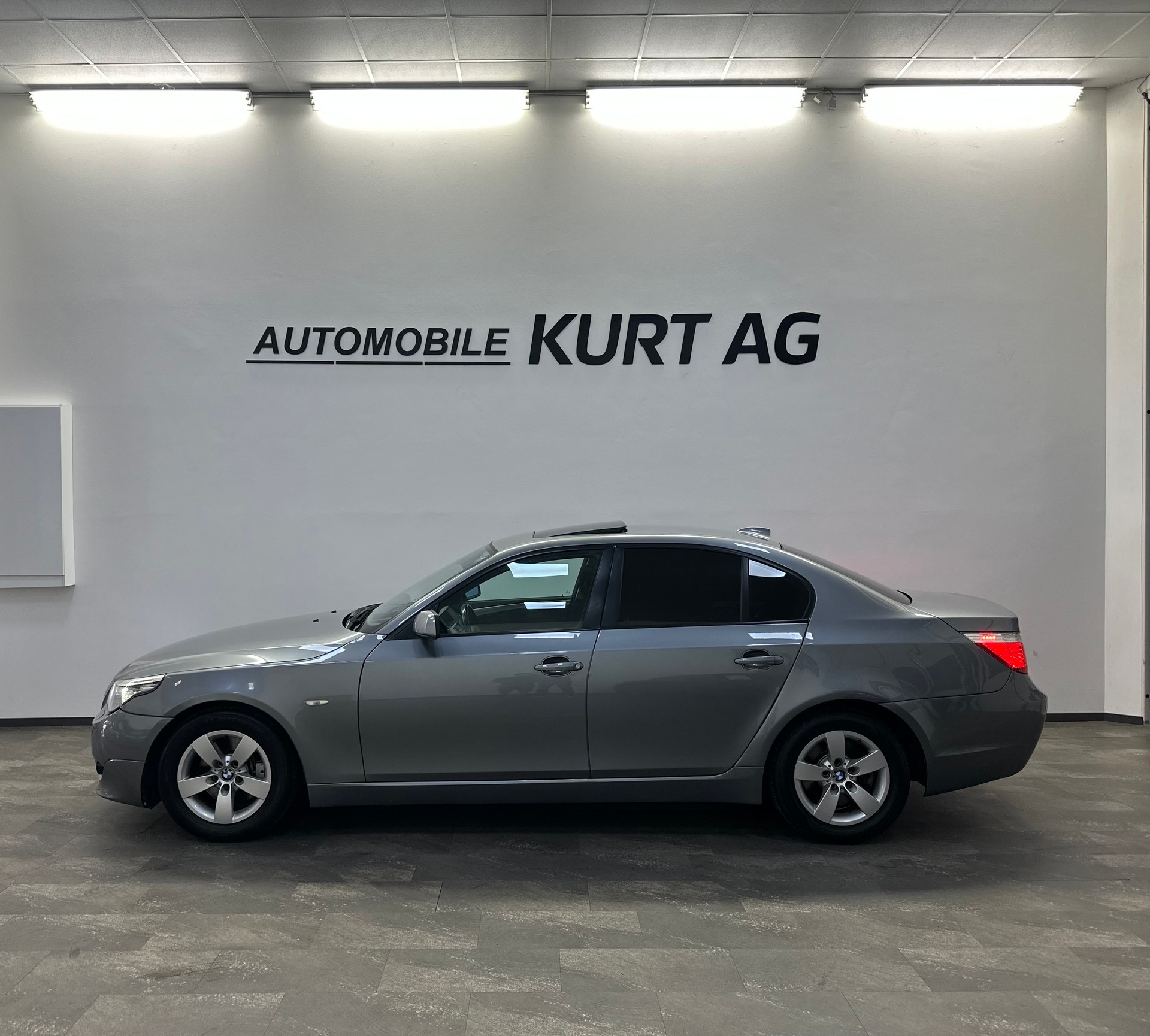 BMW 525d Steptronic-showroom-element-2