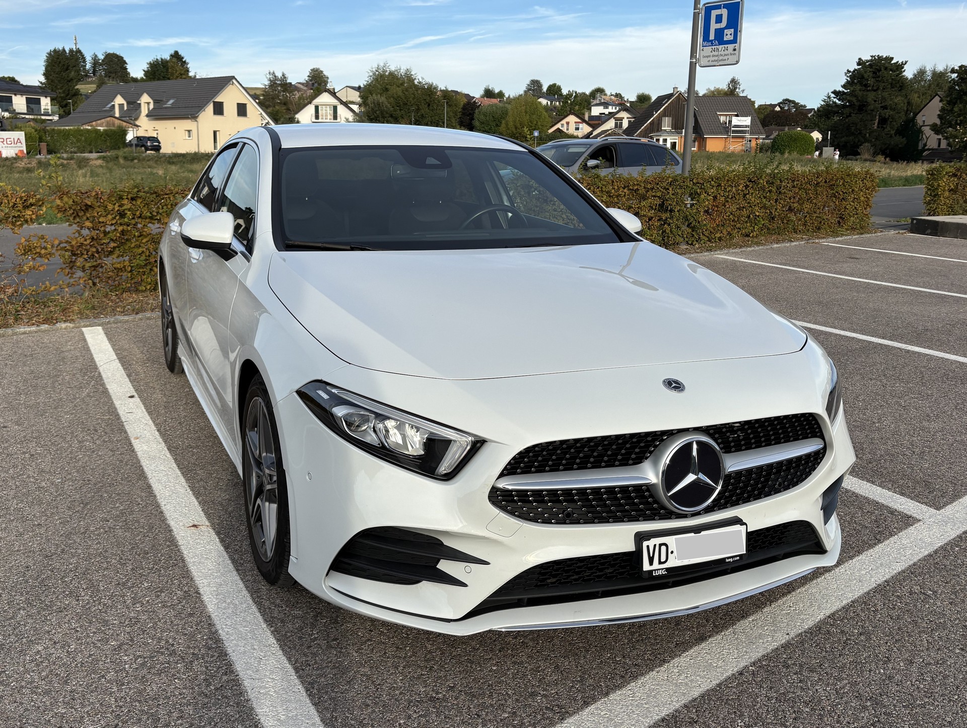 MERCEDES-BENZ A180 AMG Line Limousine 7G-DCT-image-10