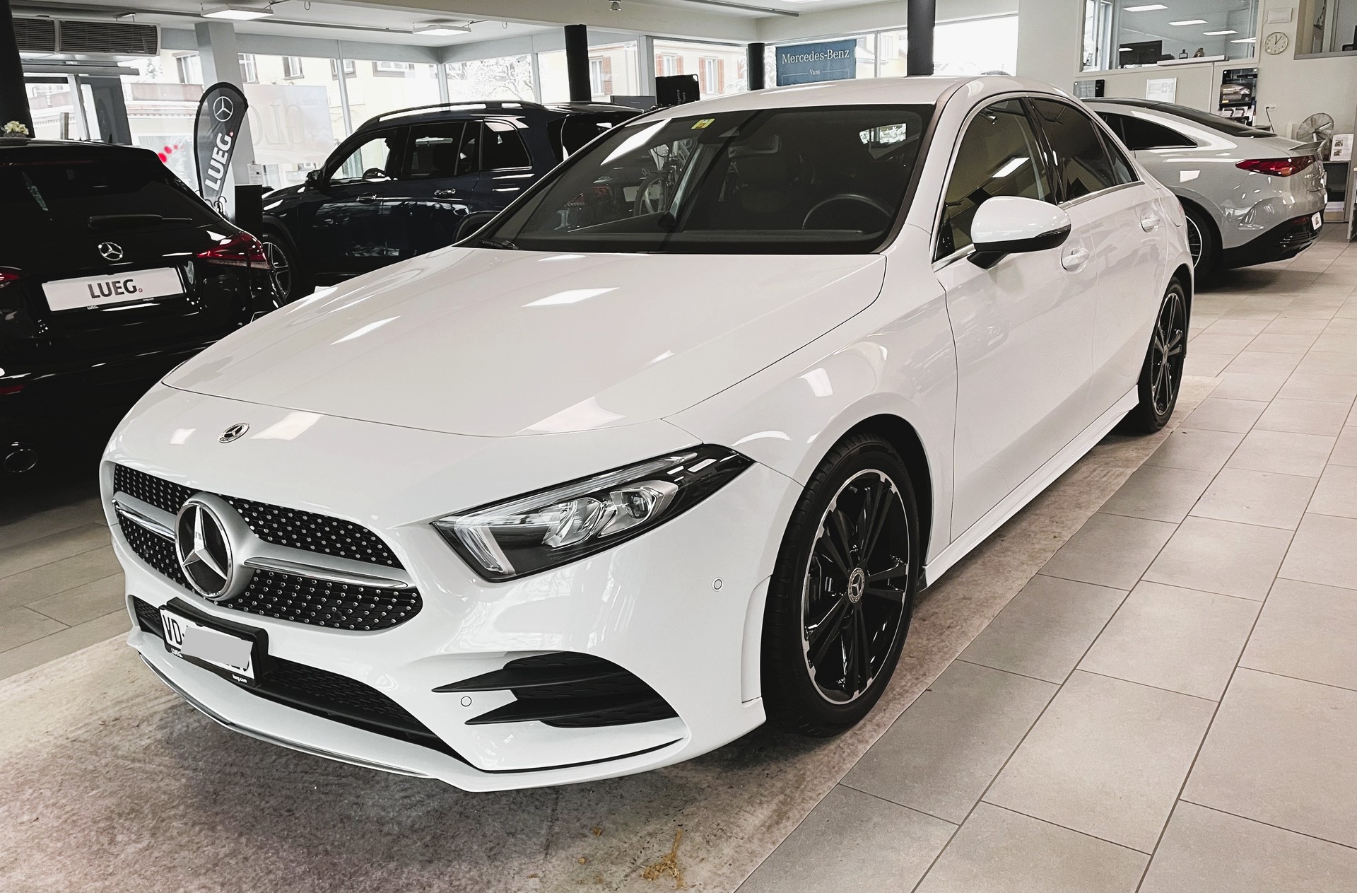 MERCEDES-BENZ A180 AMG Line Limousine 7G-DCT-image-11