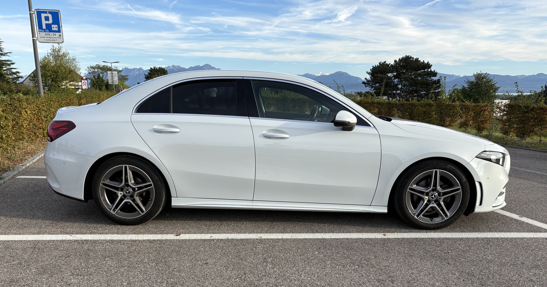 MERCEDES-BENZ A180 AMG Line Limousine 7G-DCT-image-9