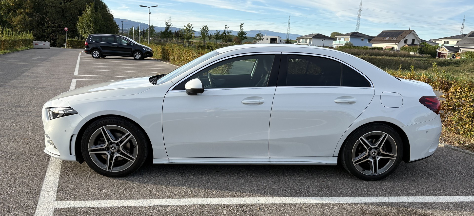 MERCEDES-BENZ A180 AMG Line Limousine 7G-DCT-image-3