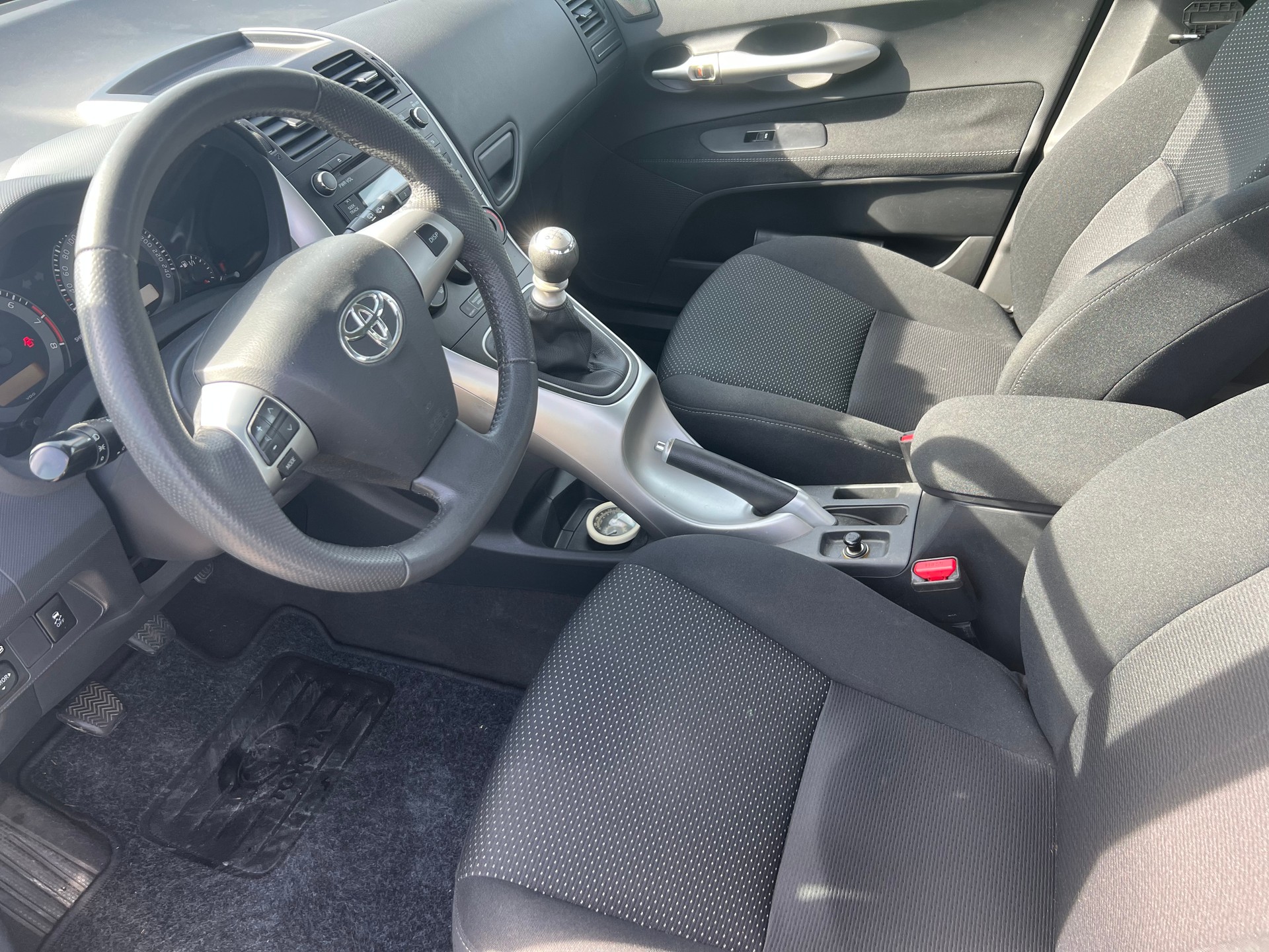 TOYOTA Auris 1.6 Linea Sol-image-6